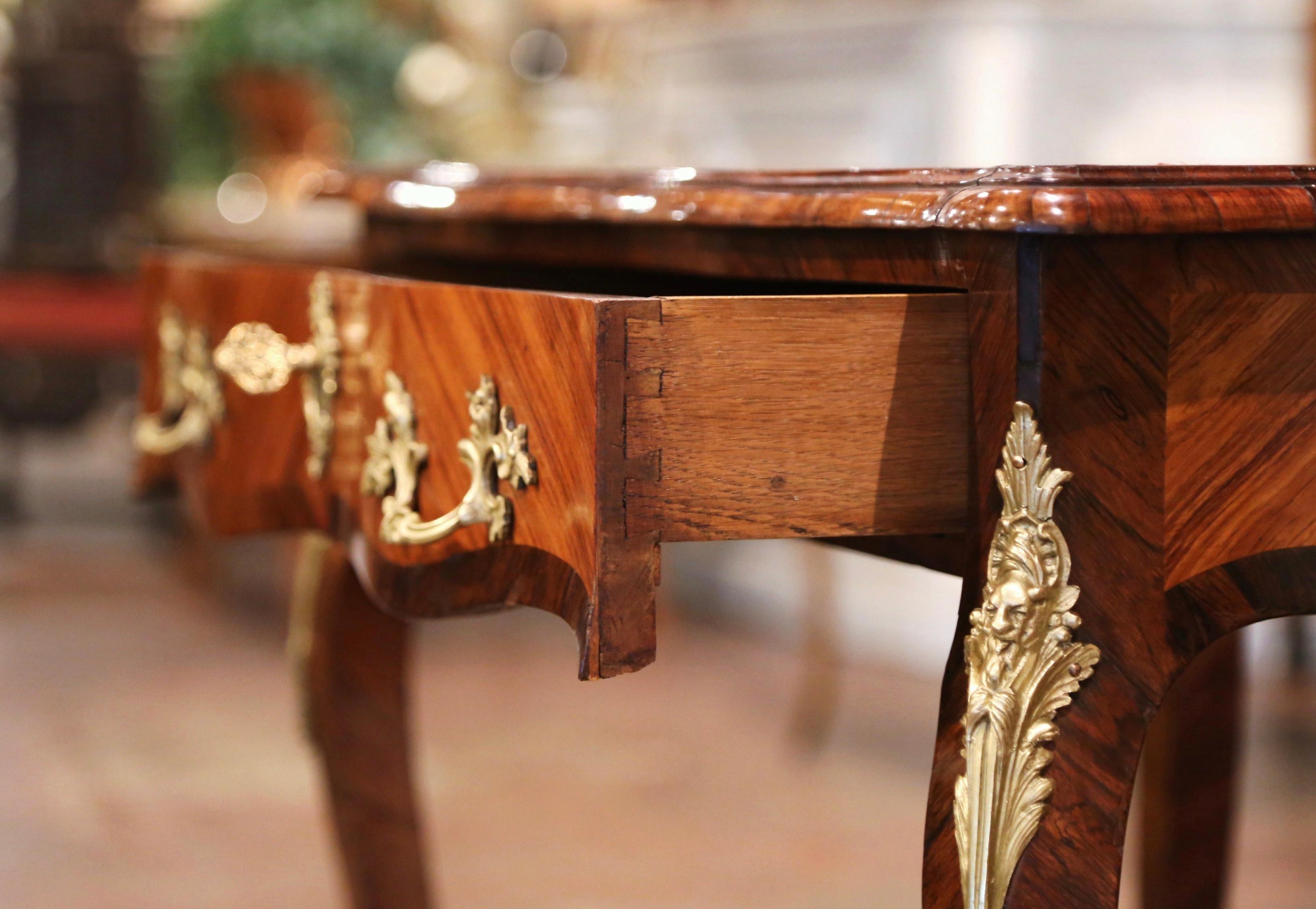 Bureau pour femmes Louis XV du 19ème siècle avec dessus en cuir, marqueterie de bois de rose et bronze en vente 6