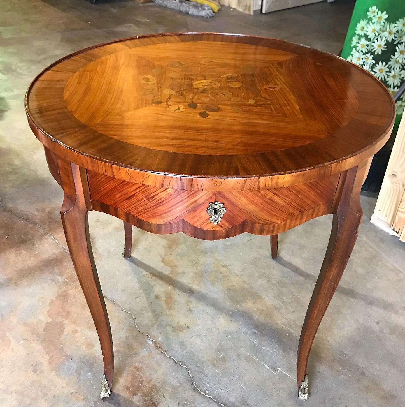 Fabulous 19th century Louis XV style single-drawer kingwood occasional table with mahogany crossbanding. The top with fine marquetry inlays in exotic woods and depicting flowering vines and leaves. The entire on cabriole legs ending in cast bronze