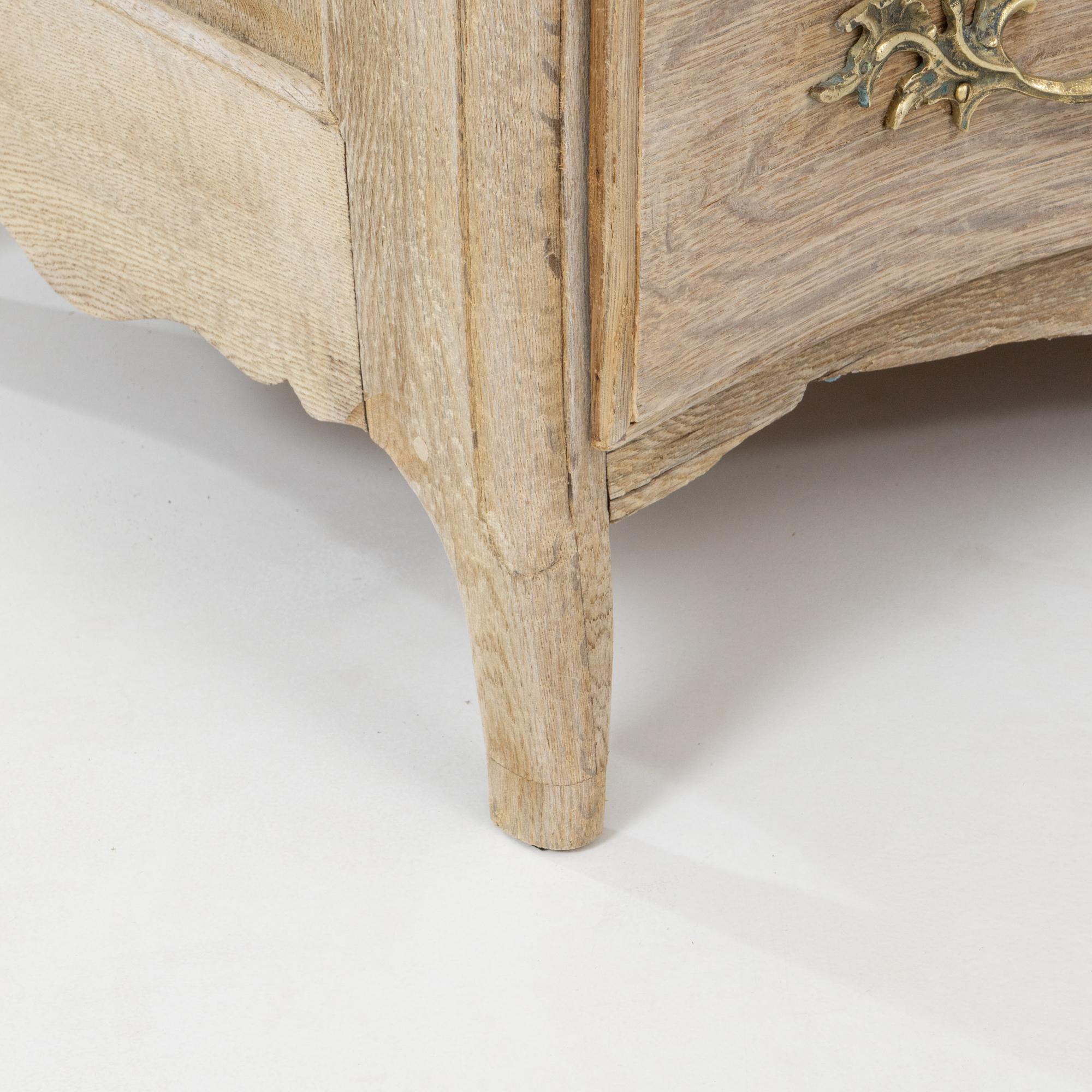 19th Century French Louis XV Oak Chest Of Drawers For Sale 10