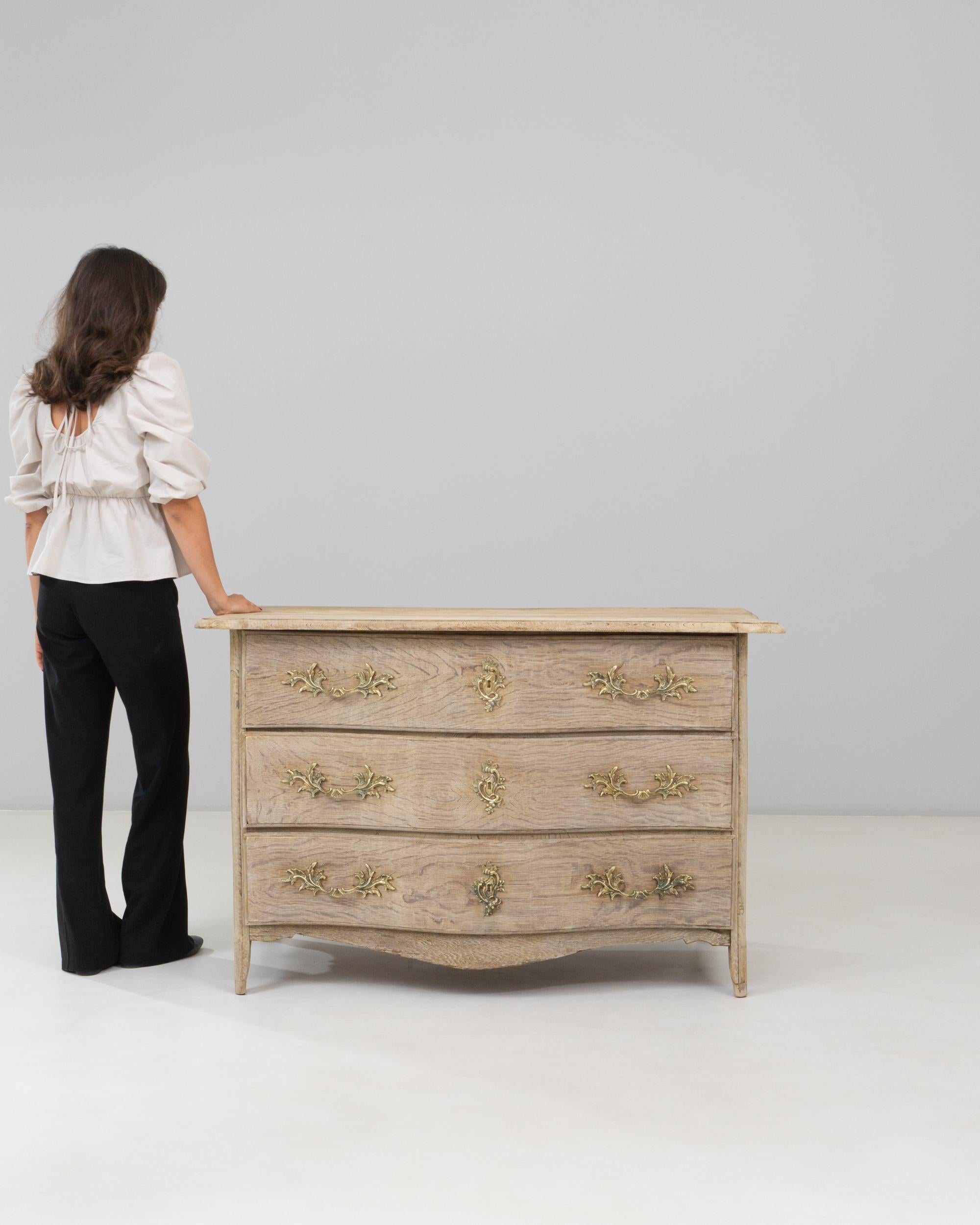 19th Century French Louis XV Oak Chest Of Drawers For Sale 2