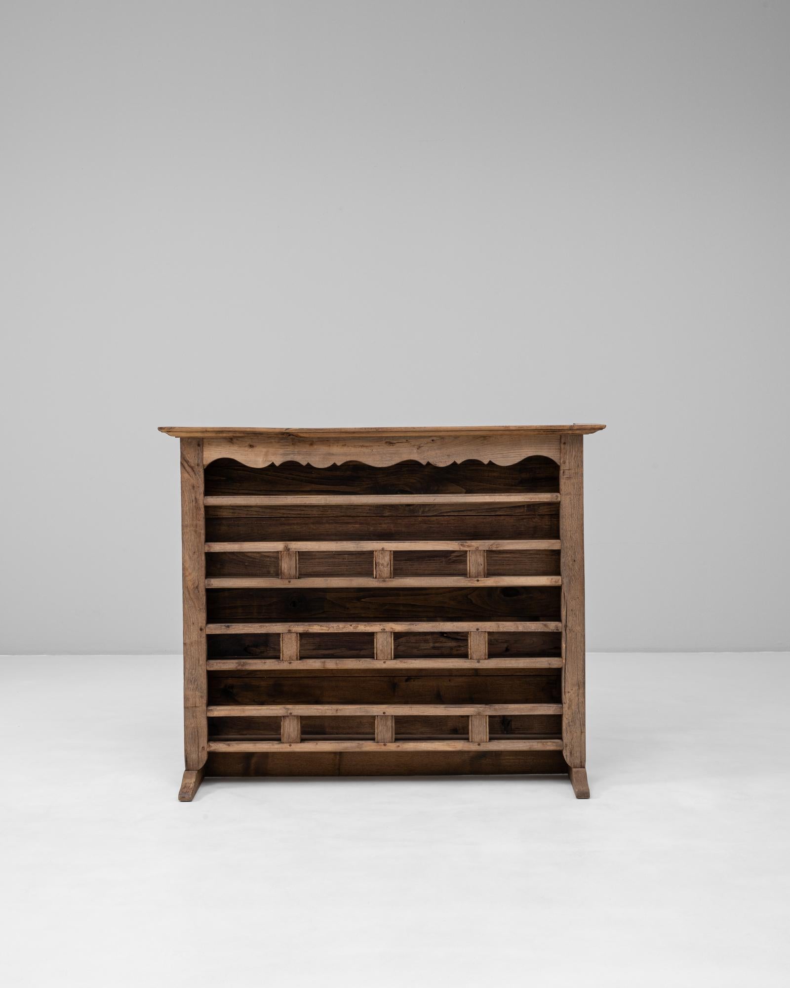 Questo portapiatti in rovere Luigi XV francese del XIX secolo mostra le curve aggraziate e l'eleganza rurale associate alle interpretazioni provinciali dello stile. Realizzato in rovere massiccio con una patina calda e naturalmente invecchiata, il