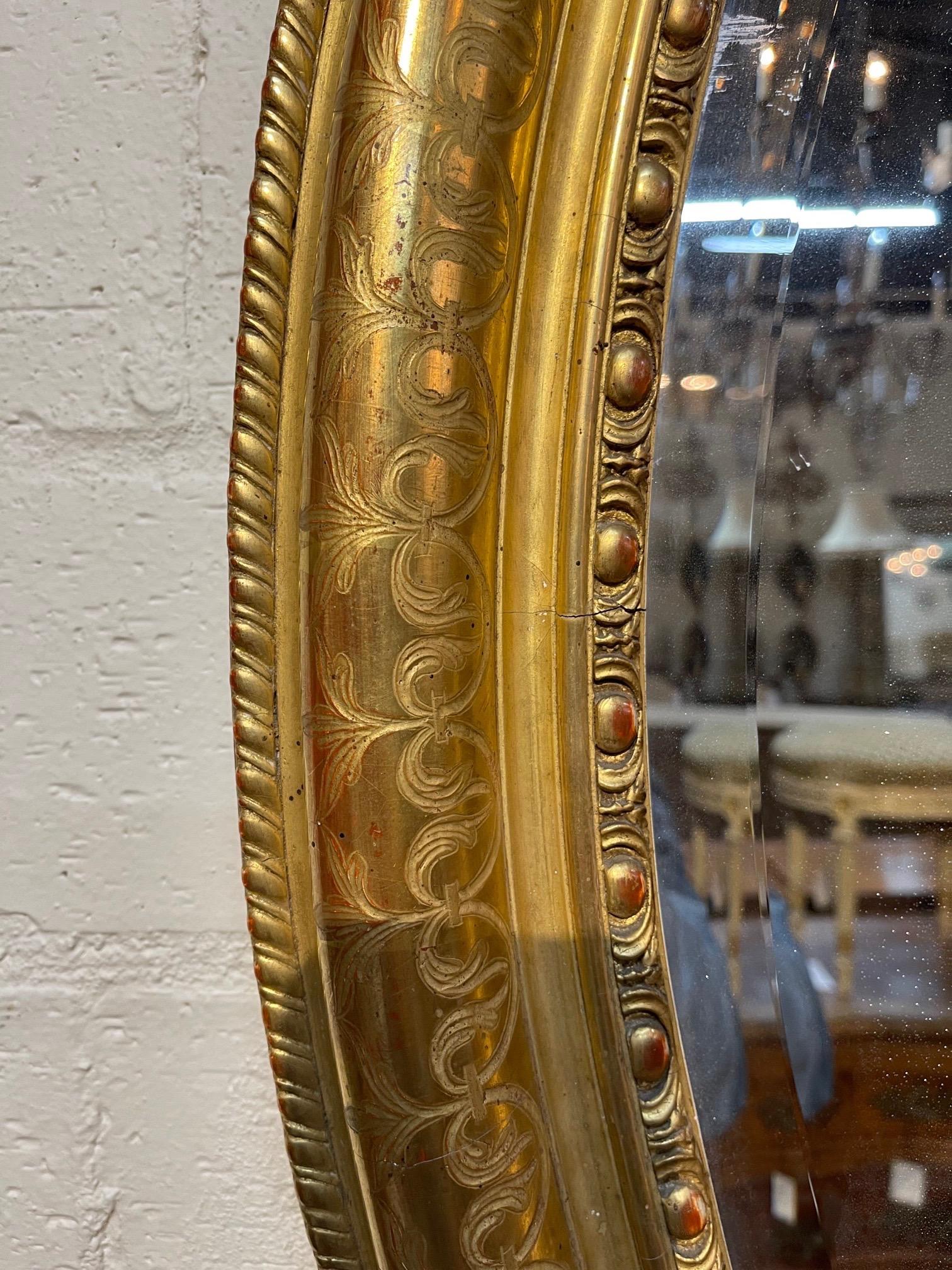 Français Miroir ovale Louis XV français du 19ème siècle en bois doré en vente
