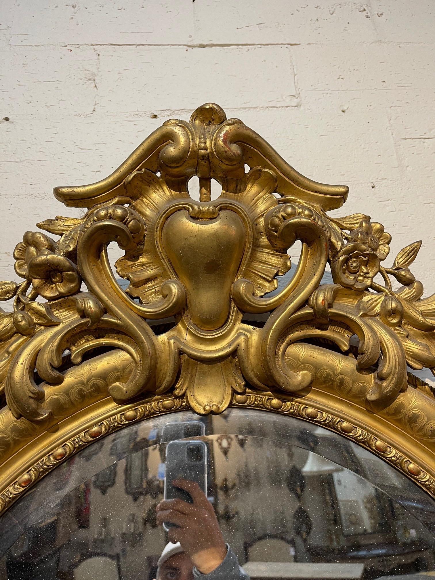 Sculpté Miroir ovale Louis XV français du 19ème siècle en bois doré en vente