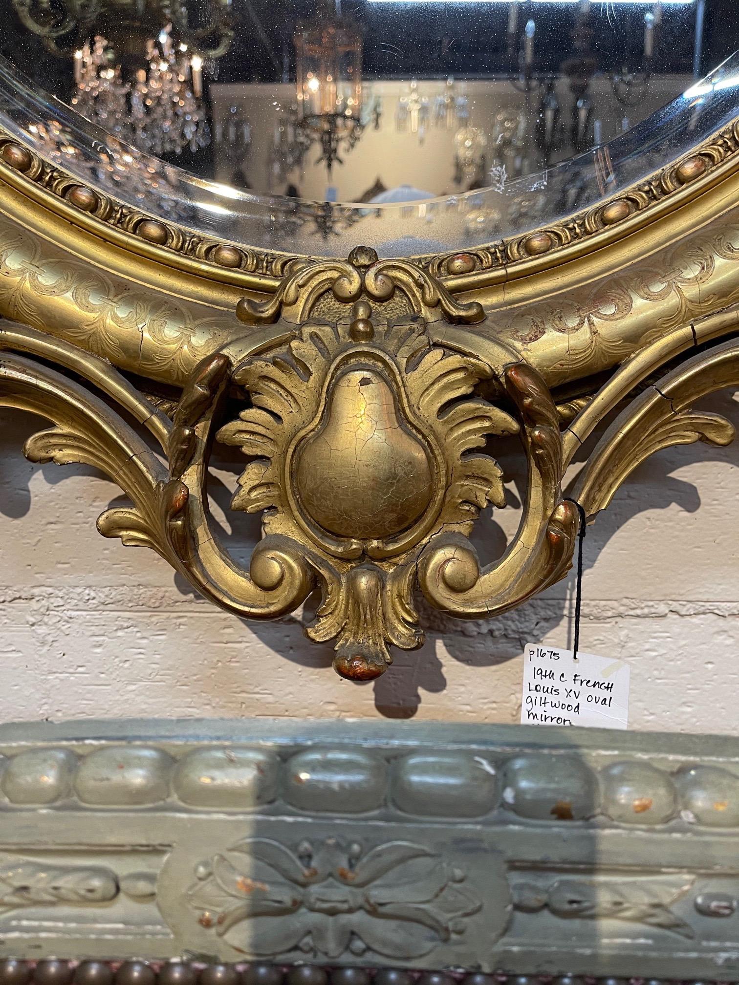 Specchio ovale in legno dorato francese Luigi XV del XIX secolo In condizioni buone in vendita a Dallas, TX