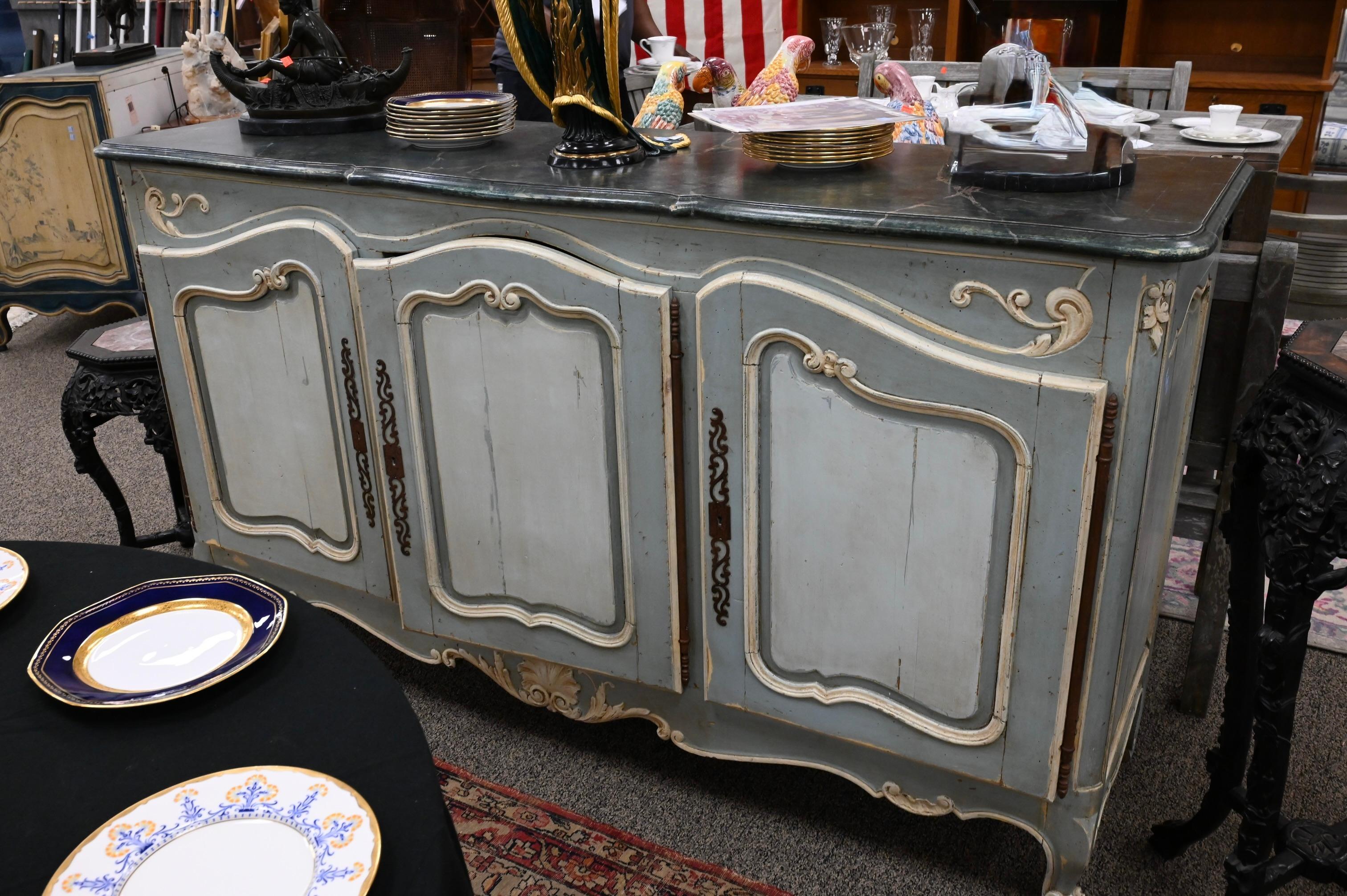 Siglo XIX Aparador Francés Provincial Luis XV Pintado Armario Credenza.  Tres puertas que dan a estanterías. Herrajes originales.  Encimera de imitación de mármol y superficies pintadas originales.  Todas las piezas están embutidas y
