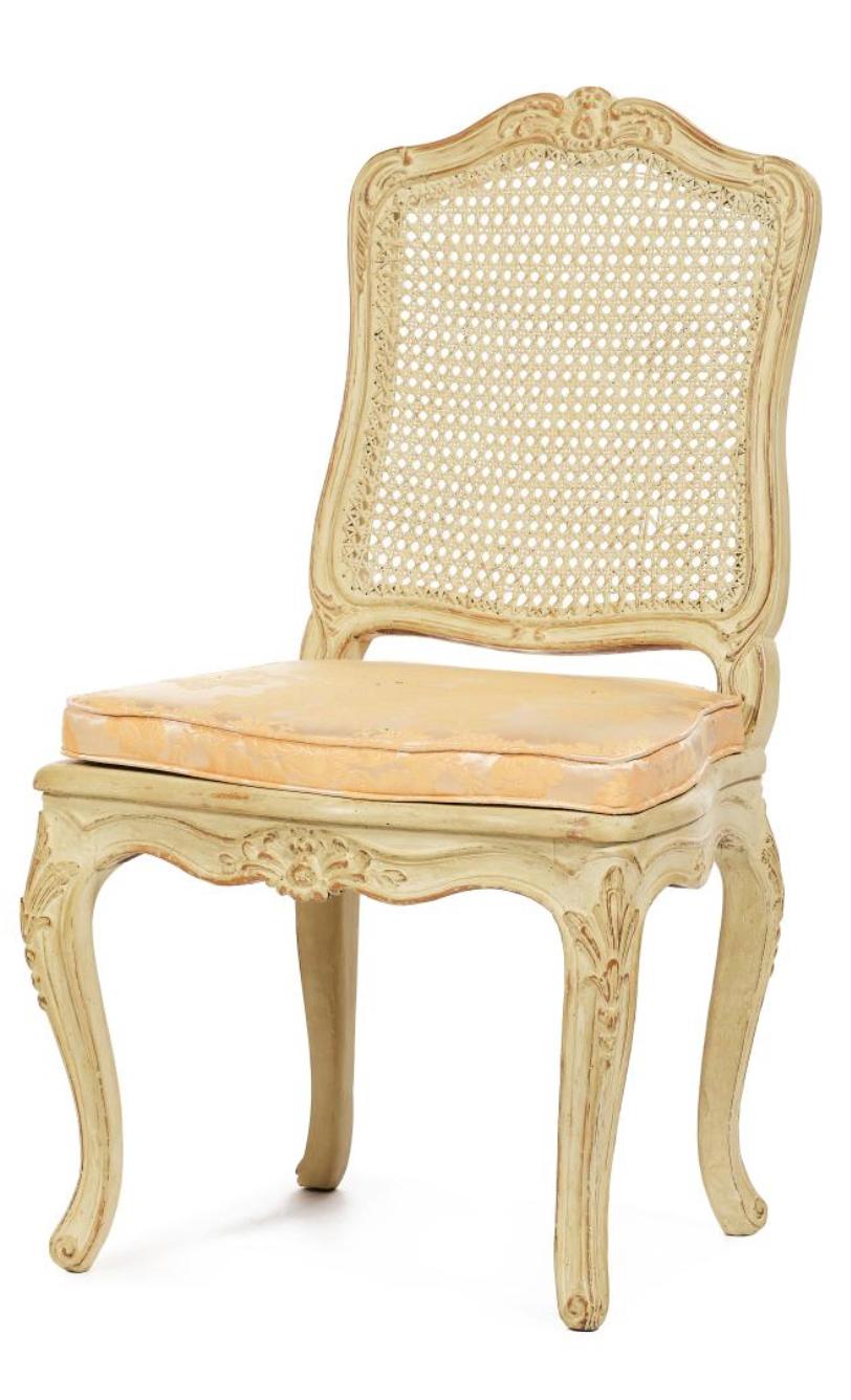 Paire de belles chaises cannées en bois moulé et sculpté à la main, qui reposent sur quatre pieds arqués et ont des coussins en soie. Le cadre est élégamment fini en beige clair. 
France, datant d'environ 1890.