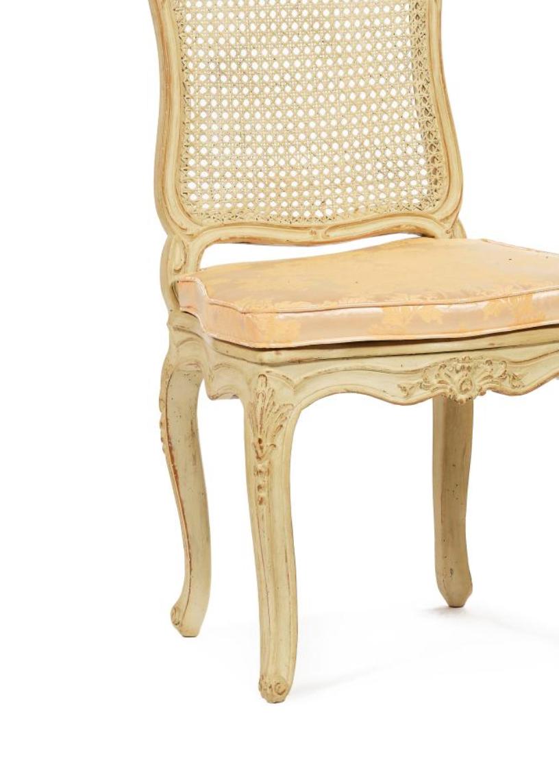 Français paire de chaises cannées Louis XV du 19ème siècle en bois moulé et sculpté en vente