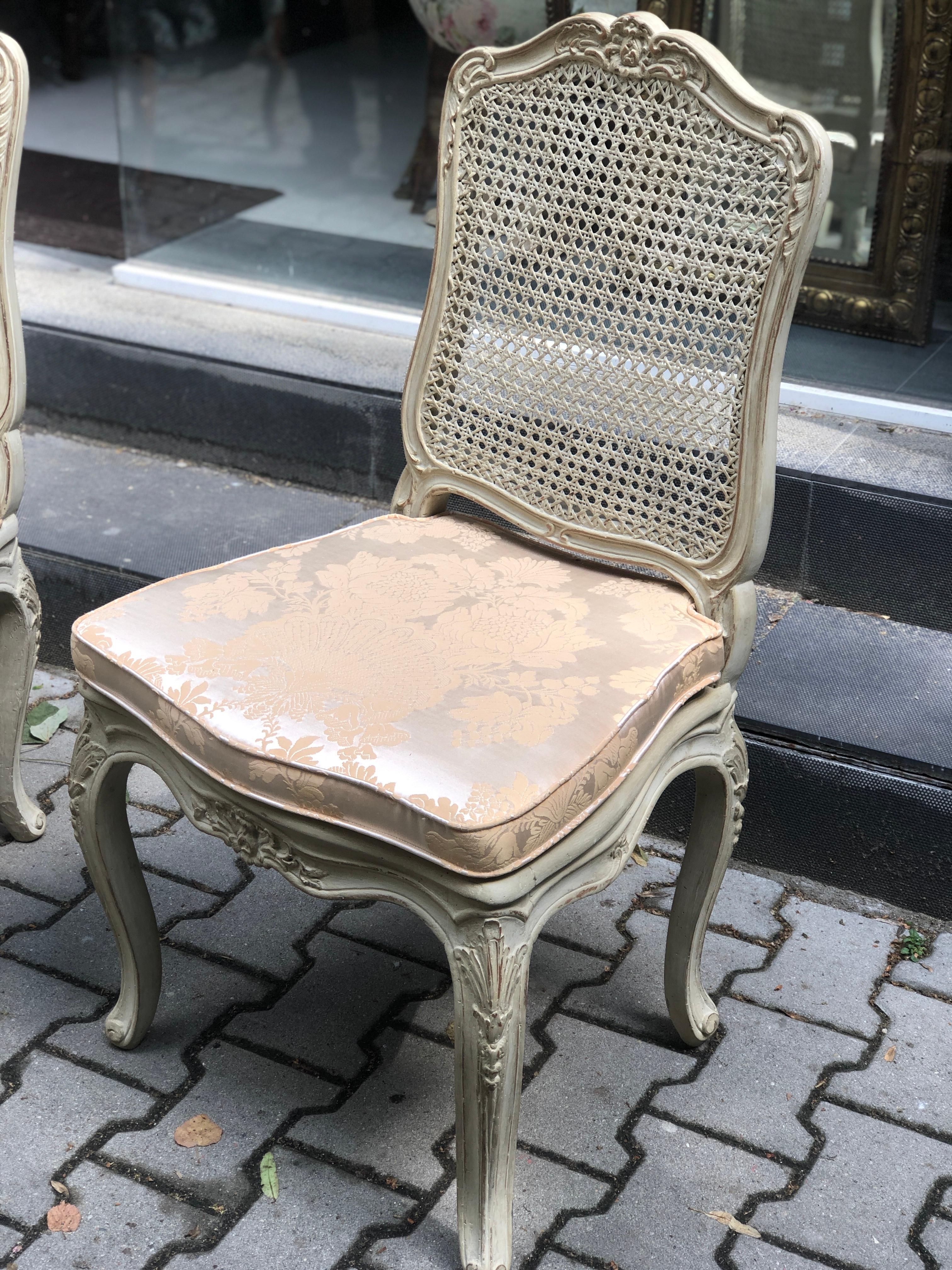 paire de chaises cannées Louis XV du 19ème siècle en bois moulé et sculpté Bon état - En vente à Sofia, BG