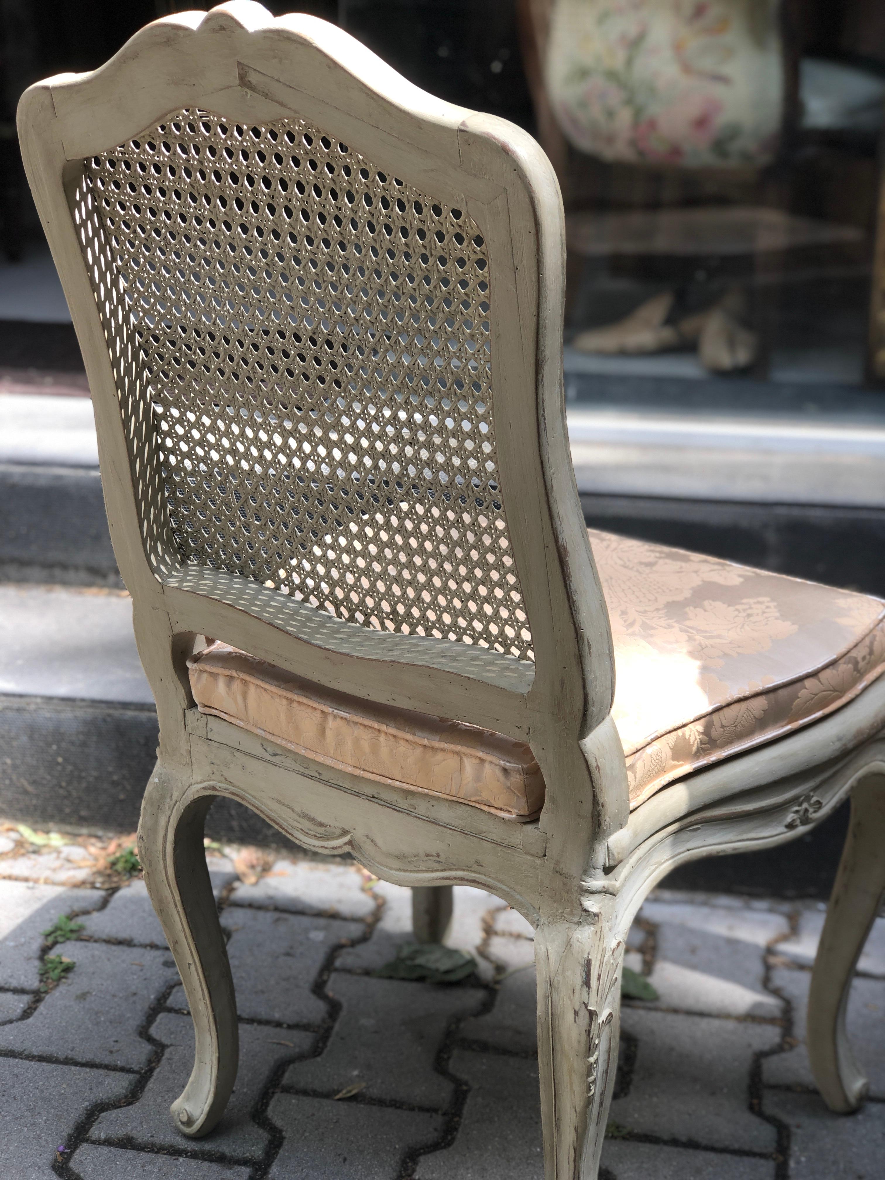 Bois paire de chaises cannées Louis XV du 19ème siècle en bois moulé et sculpté en vente