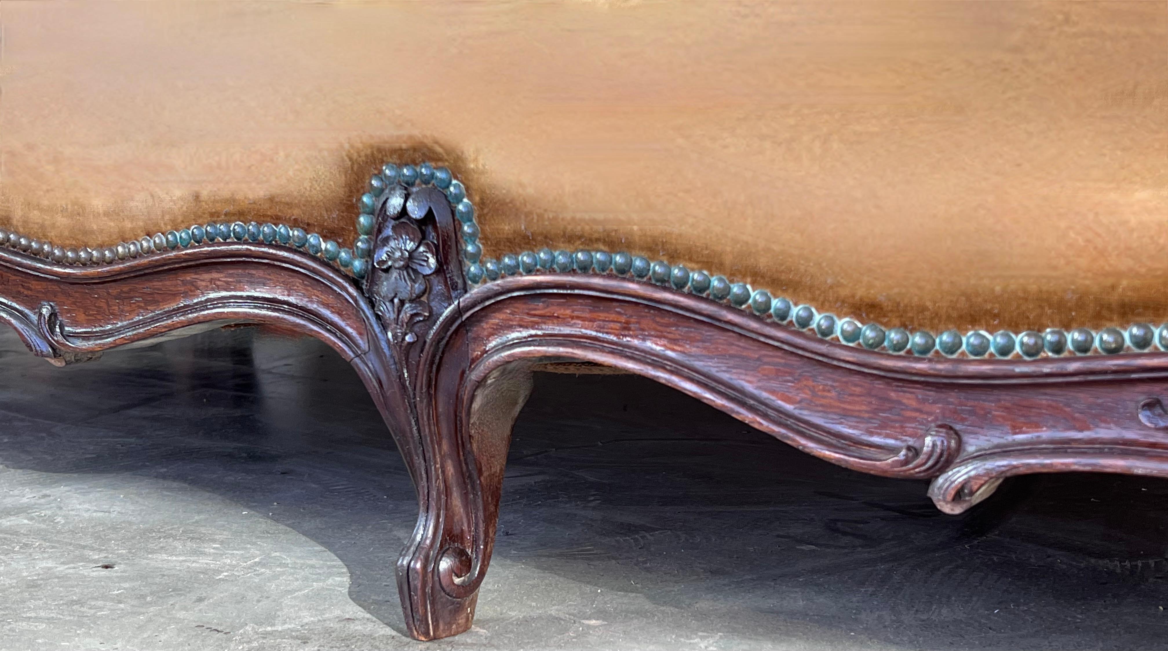 Lit de repos en noyer sculpté d'époque Louis XV du XIXe siècle en vente 4