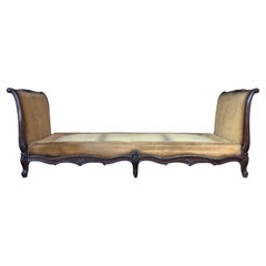 Letto da giorno in noce intagliato di epoca Luigi XV francese del XIX secolo