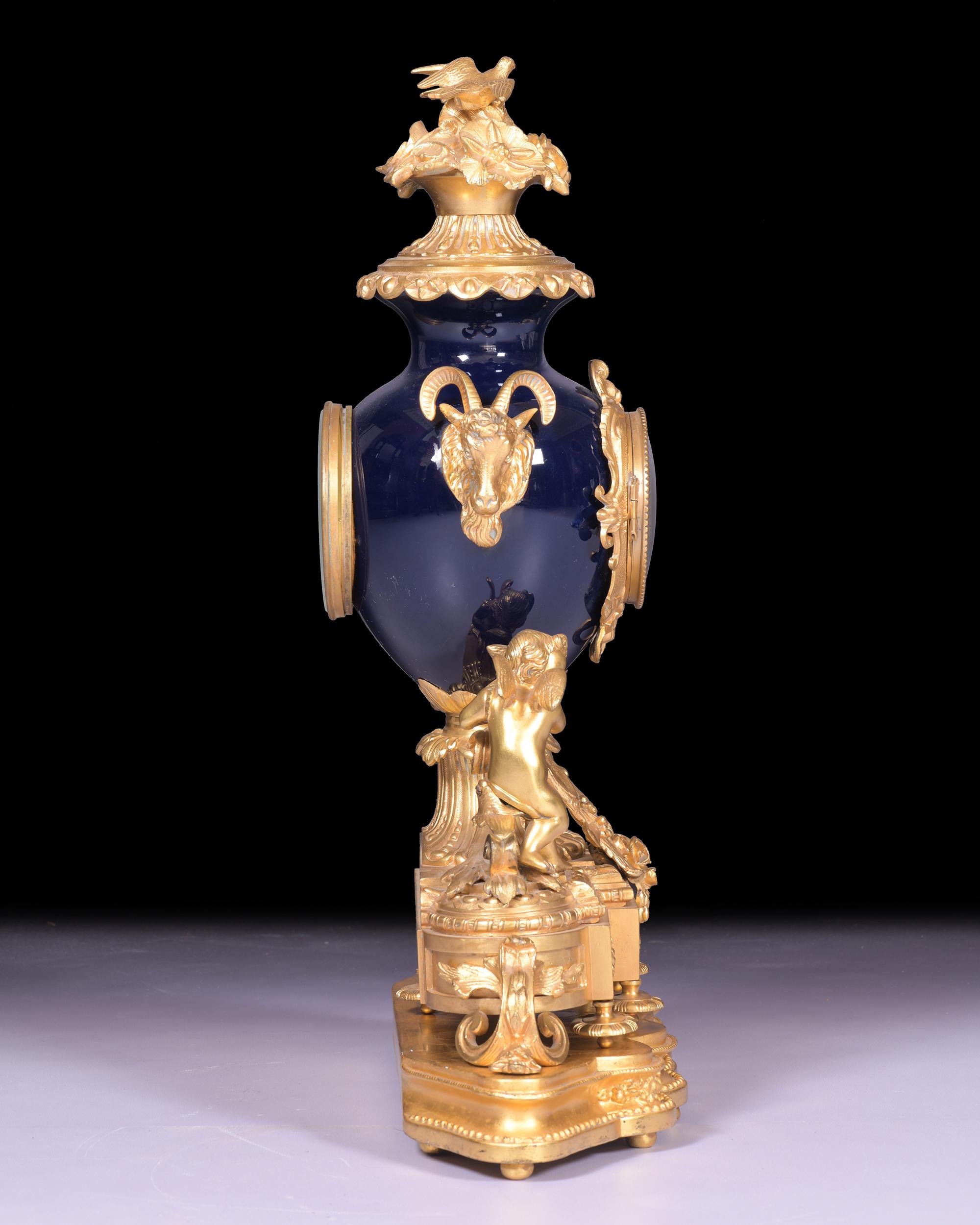 Französische Kaminuhr aus Goldbronze und Porzellan im Louis-XV-Rokoko-Stil des 19. Jahrhunderts (Louis XV.) im Angebot