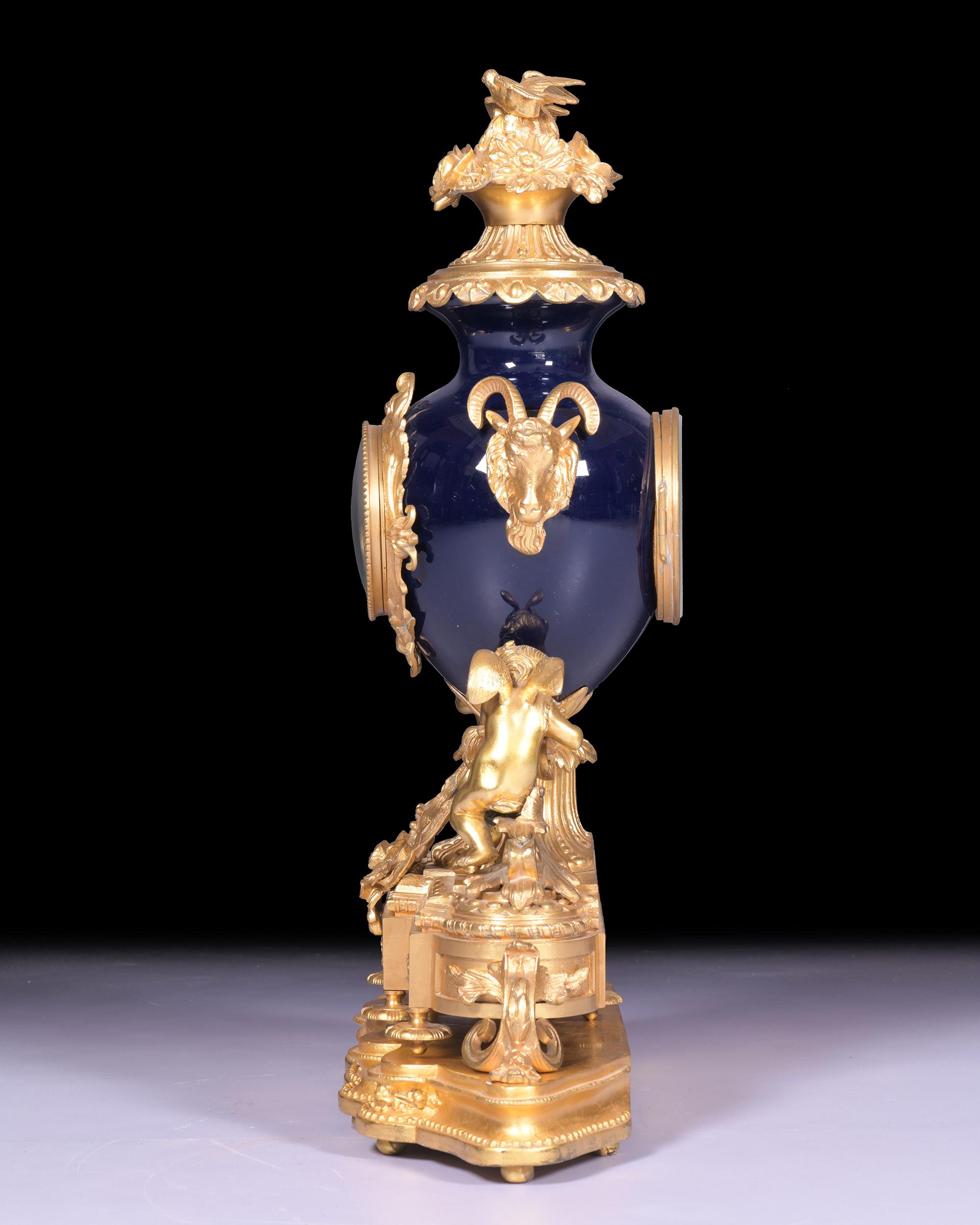 Französische Kaminuhr aus Goldbronze und Porzellan im Louis-XV-Rokoko-Stil des 19. Jahrhunderts im Angebot 1