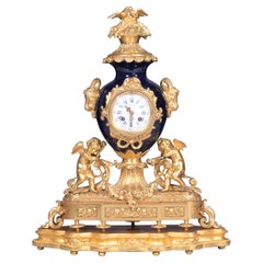 Pendule de cheminée française du 19ème siècle de style Louis XV rococo en bronze doré et porcelaine