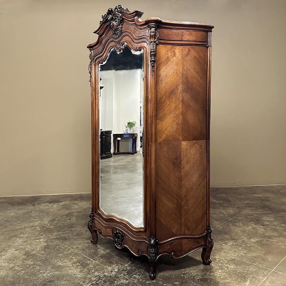 19th Century French Louis XV Serpentine Rosewood Armoire For Sale 9