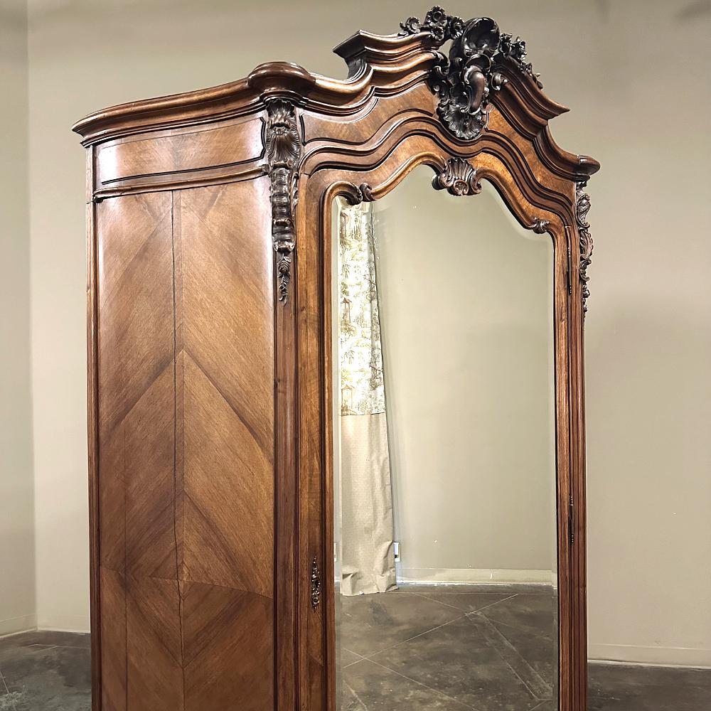 19th Century French Louis XV Serpentine Rosewood Armoire In Good Condition For Sale In Dallas, TX