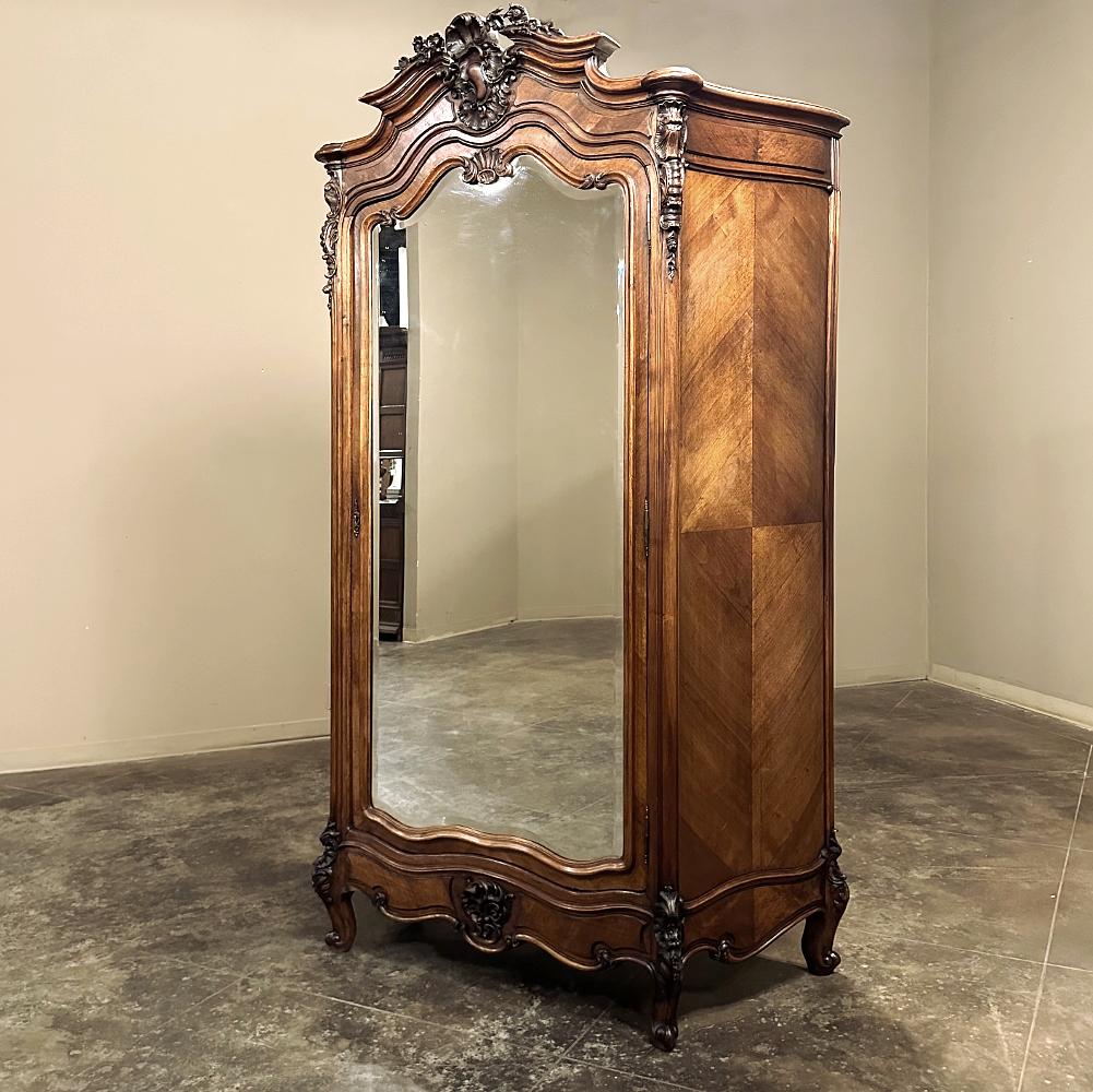 19th Century French Louis XV Serpentine Rosewood Armoire For Sale 1