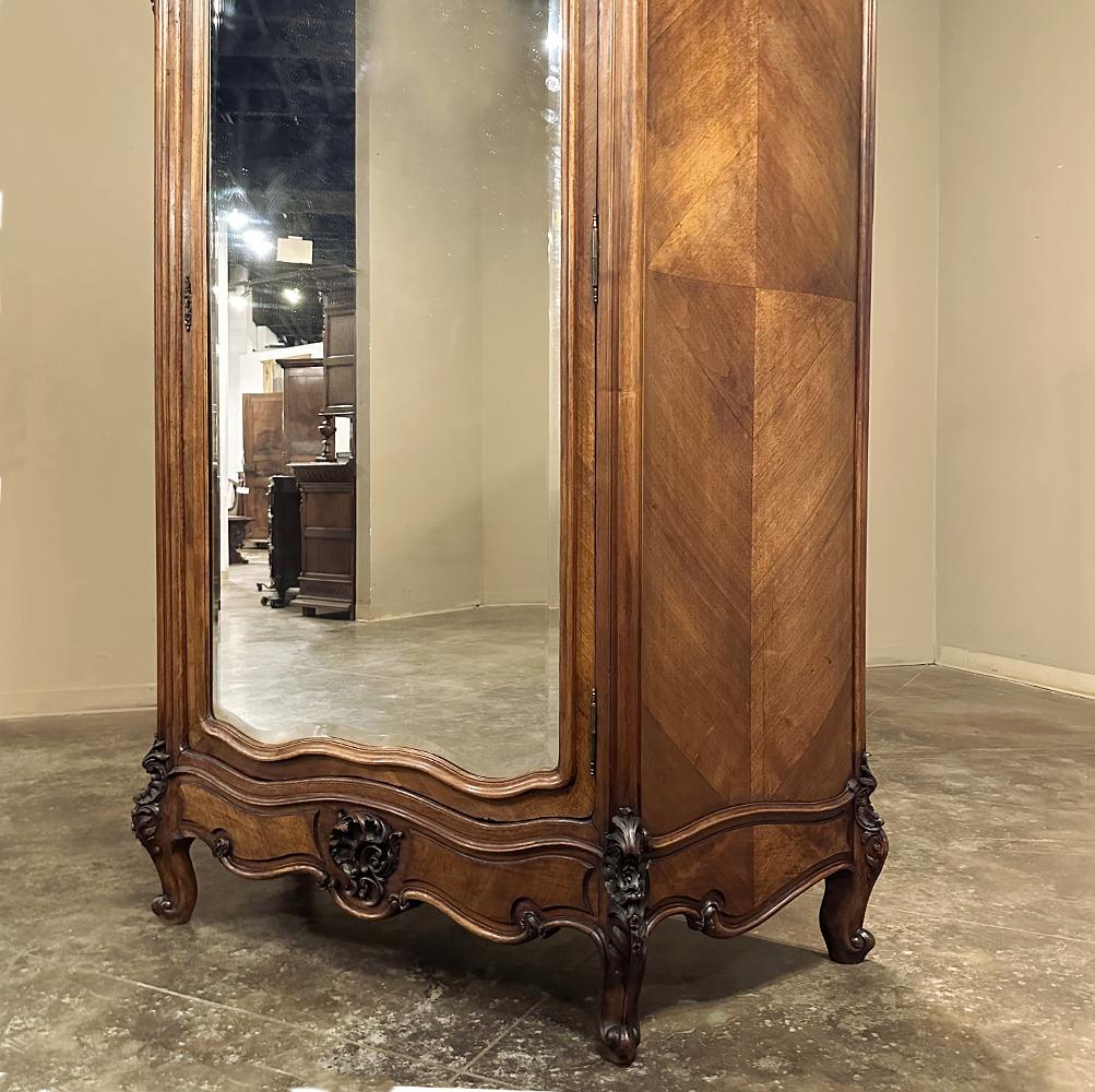 19th Century French Louis XV Serpentine Rosewood Armoire For Sale 3