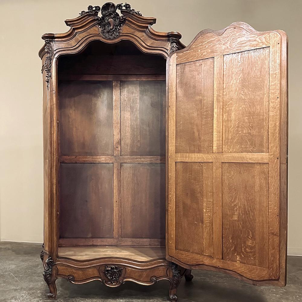 19th Century French Louis XV Serpentine Rosewood Armoire For Sale 4