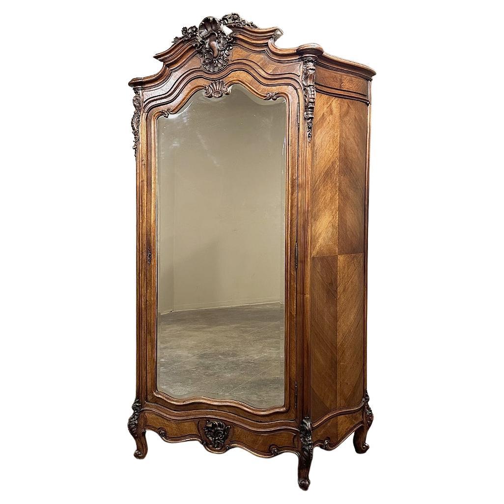 Armoire française Louis XV du 19ème siècle en bois de rose serpentin