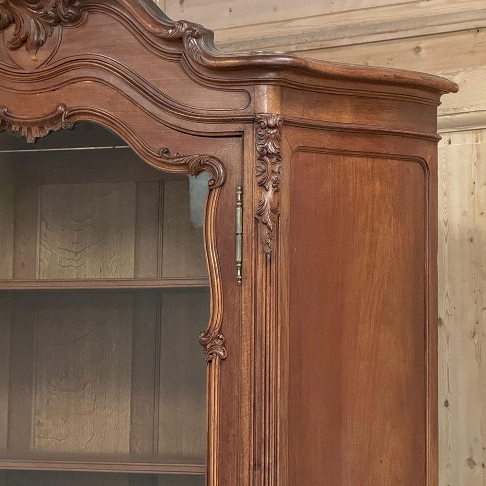 Armoire d'exposition en noyer serpentin Louis XV du 19ème siècle ~ Bibliothèque en vente 3