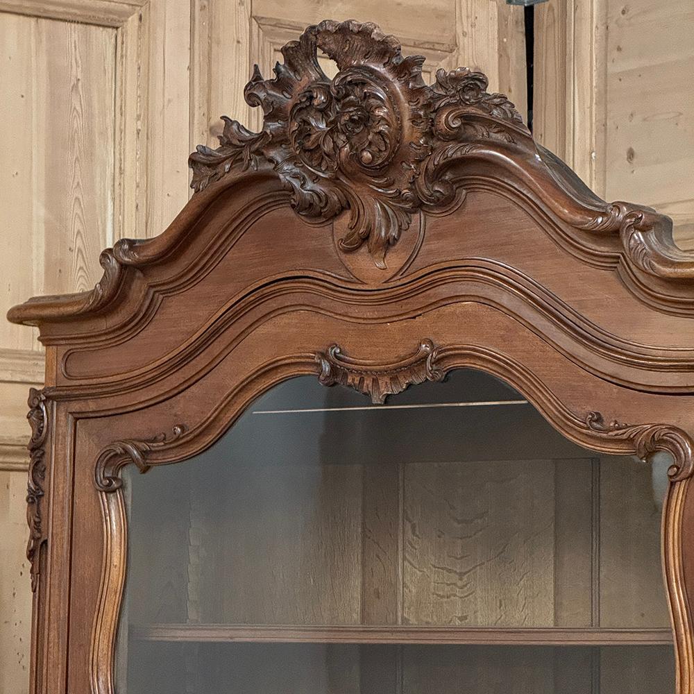 Armoire d'exposition en noyer serpentin Louis XV du 19ème siècle ~ Bibliothèque en vente 4