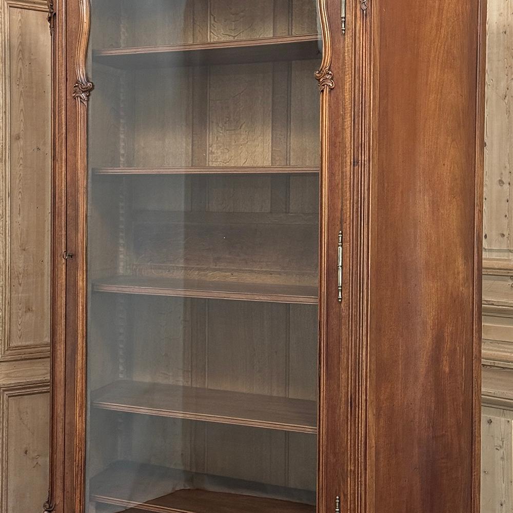 Armoire d'exposition en noyer serpentin Louis XV du 19ème siècle ~ Bibliothèque en vente 5