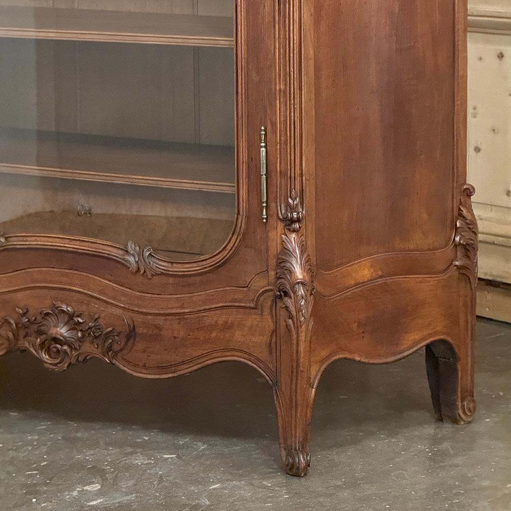 Armoire d'exposition en noyer serpentin Louis XV du 19ème siècle ~ Bibliothèque en vente 6