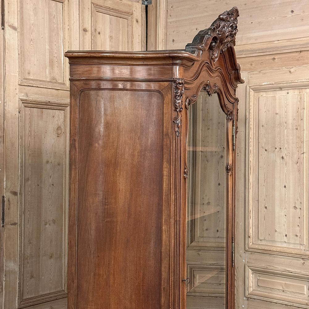 Armoire d'exposition en noyer serpentin Louis XV du 19ème siècle ~ Bibliothèque en vente 8