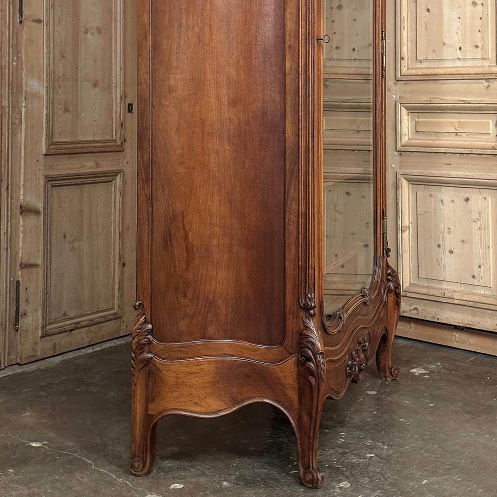 Armoire d'exposition en noyer serpentin Louis XV du 19ème siècle ~ Bibliothèque en vente 9