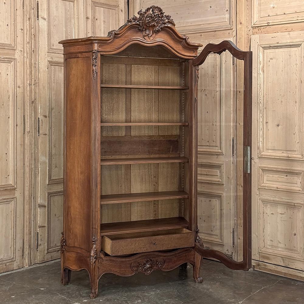 Armoire d'exposition en noyer serpentin Louis XV du 19ème siècle ~ Bibliothèque en vente 10