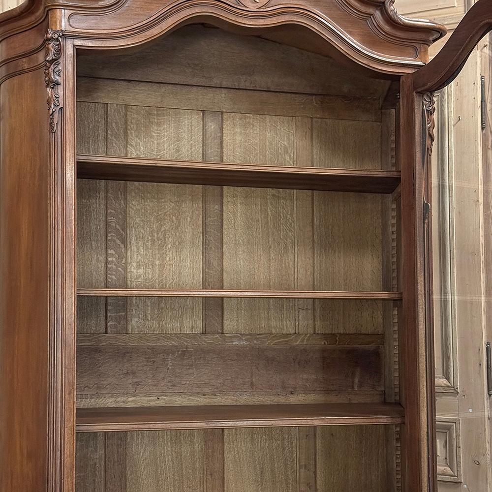 Armoire d'exposition en noyer serpentin Louis XV du 19ème siècle ~ Bibliothèque en vente 11