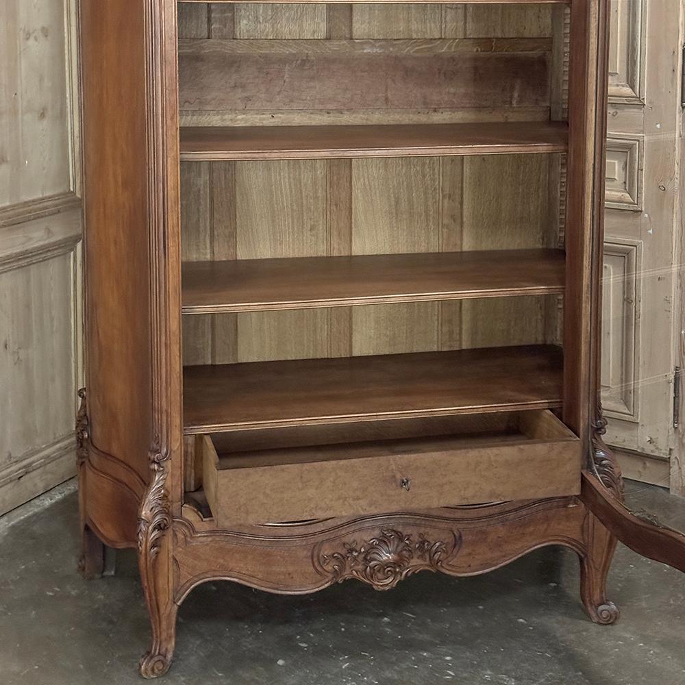 Armoire d'exposition en noyer serpentin Louis XV du 19ème siècle ~ Bibliothèque en vente 12