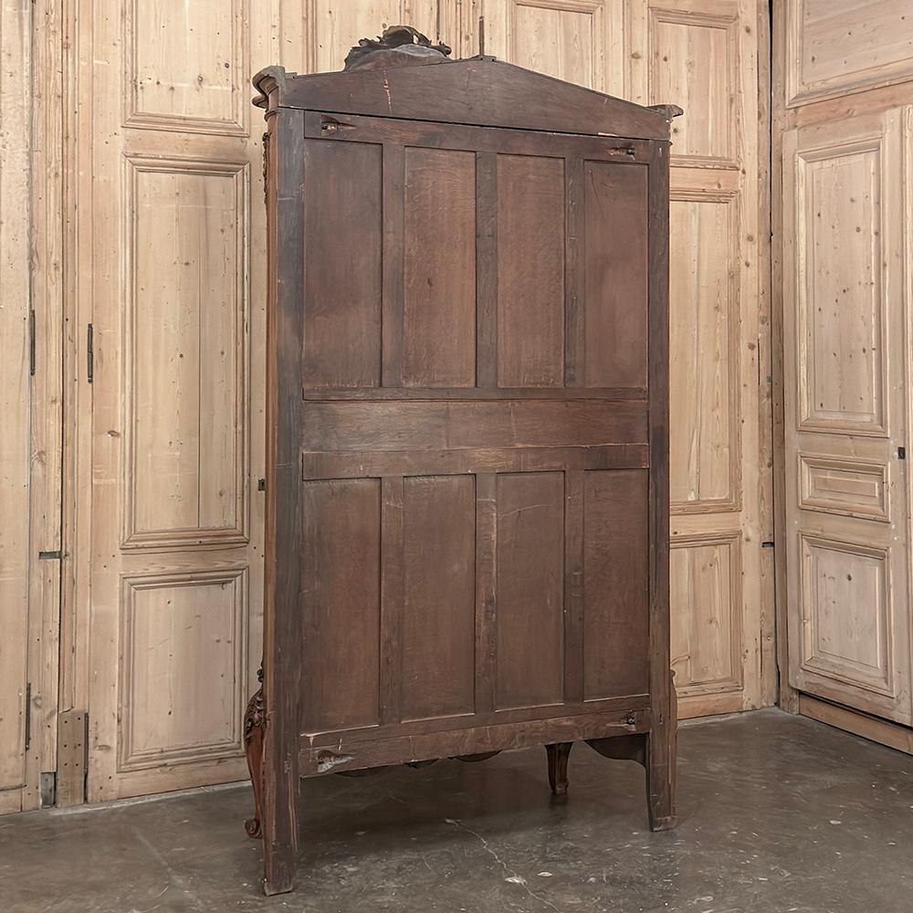 Armoire d'exposition en noyer serpentin Louis XV du 19ème siècle ~ Bibliothèque en vente 13