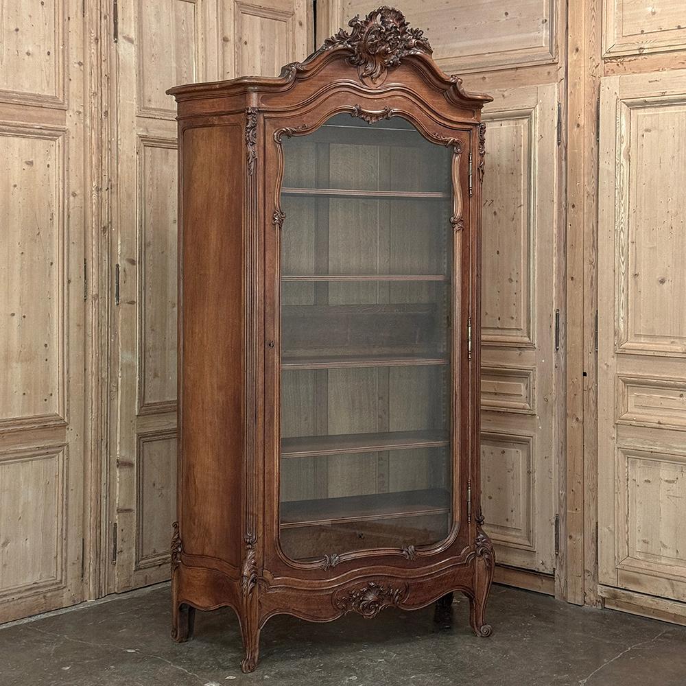 Français Armoire d'exposition en noyer serpentin Louis XV du 19ème siècle ~ Bibliothèque en vente