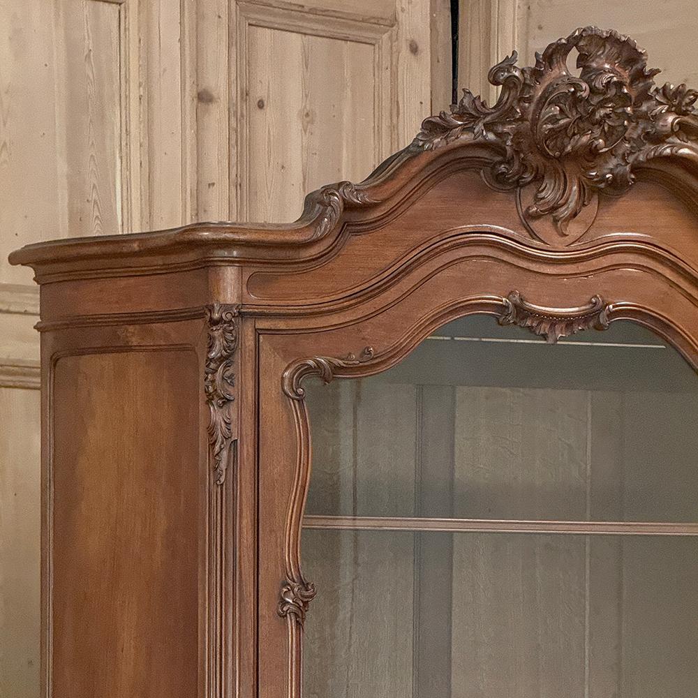 Sculpté à la main Armoire d'exposition en noyer serpentin Louis XV du 19ème siècle ~ Bibliothèque en vente