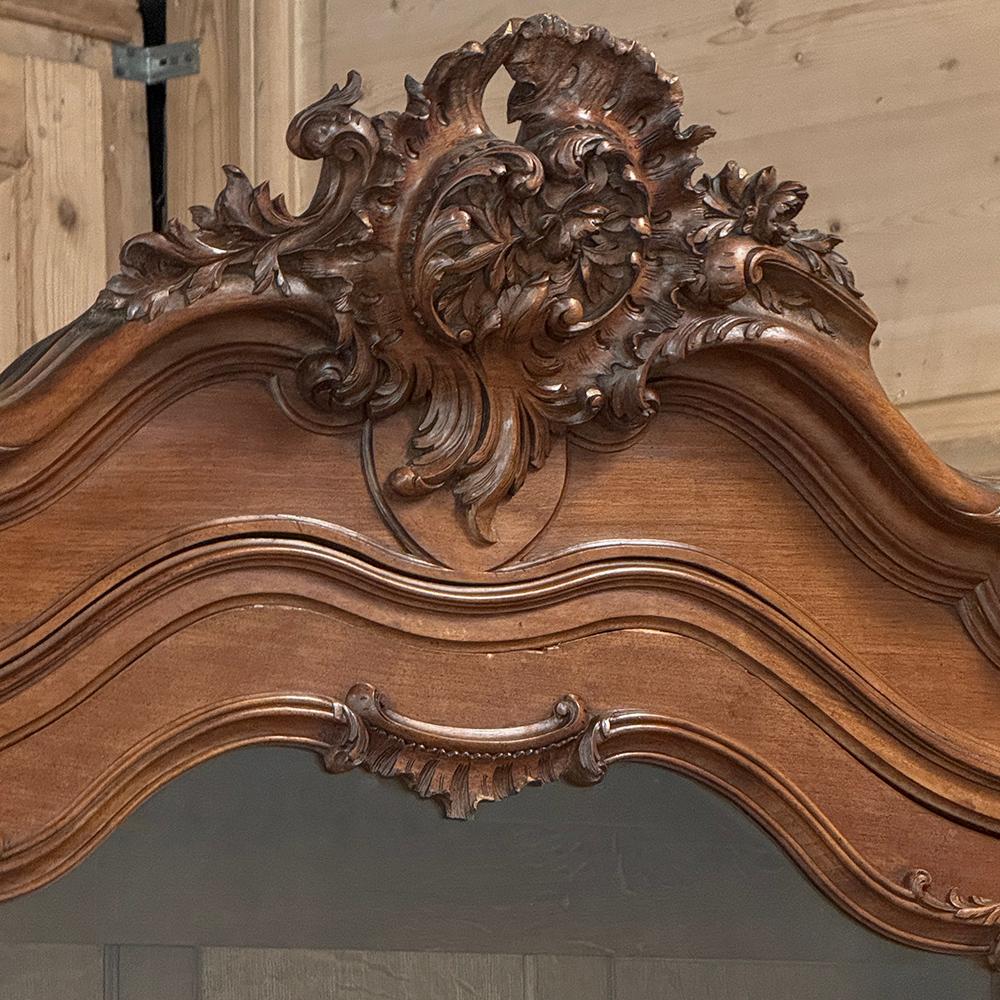 Armoire d'exposition en noyer serpentin Louis XV du 19ème siècle ~ Bibliothèque Bon état - En vente à Dallas, TX