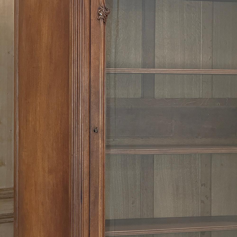 Fin du XIXe siècle Armoire d'exposition en noyer serpentin Louis XV du 19ème siècle ~ Bibliothèque en vente