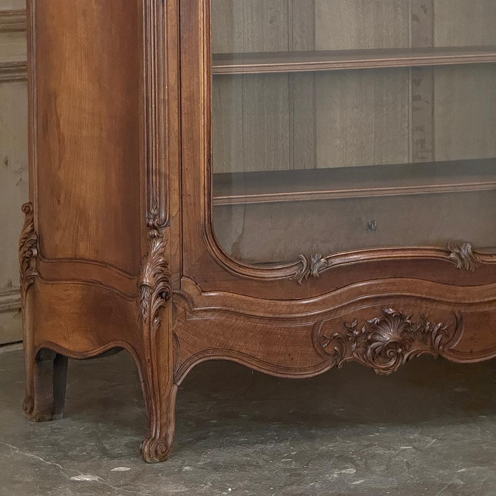 Laiton Armoire d'exposition en noyer serpentin Louis XV du 19ème siècle ~ Bibliothèque en vente