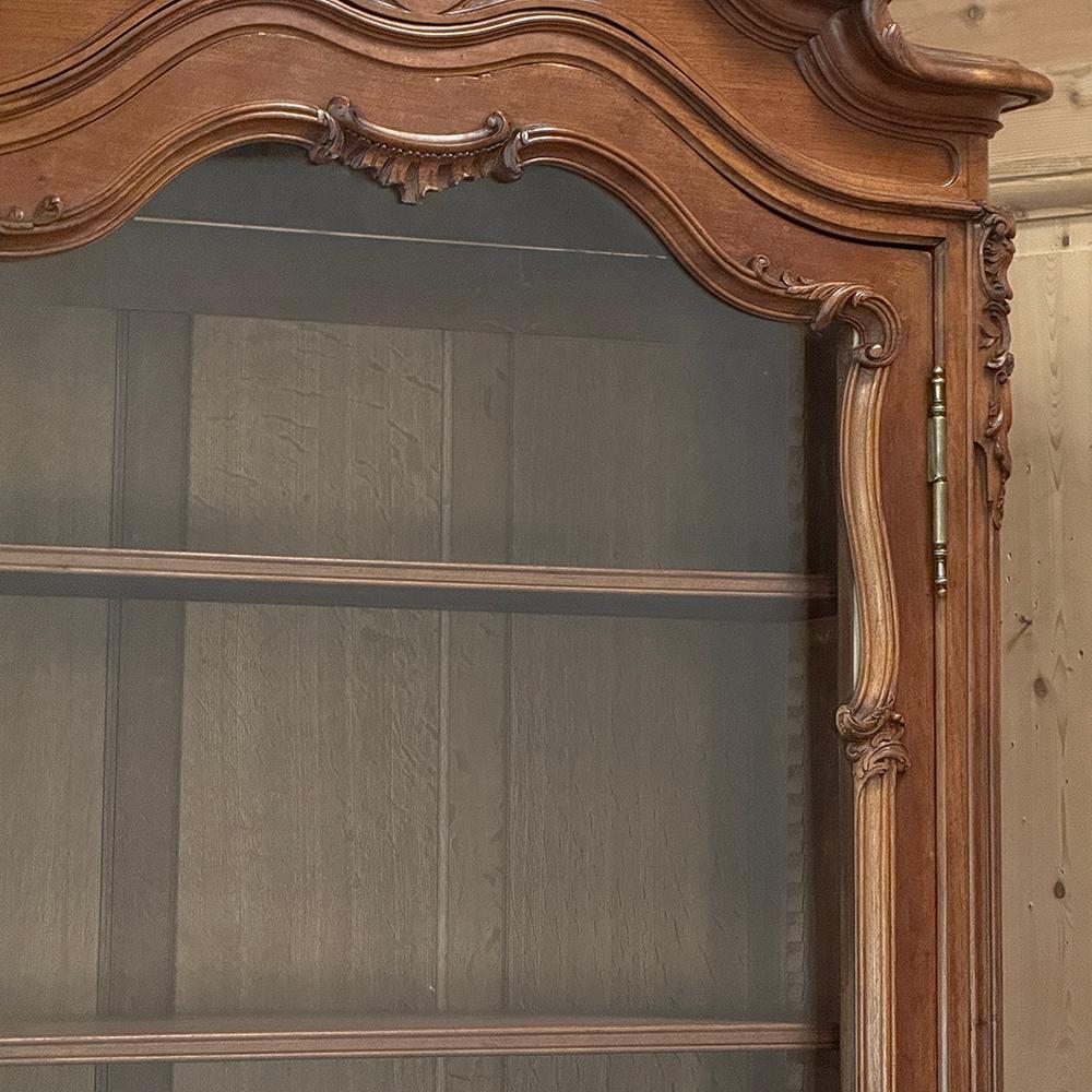 Armoire d'exposition en noyer serpentin Louis XV du 19ème siècle ~ Bibliothèque en vente 1