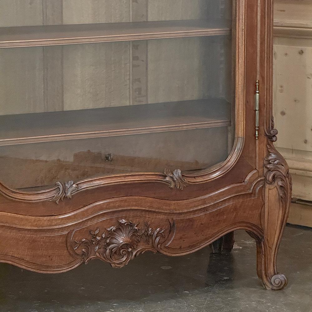 Armoire d'exposition en noyer serpentin Louis XV du 19ème siècle ~ Bibliothèque en vente 2