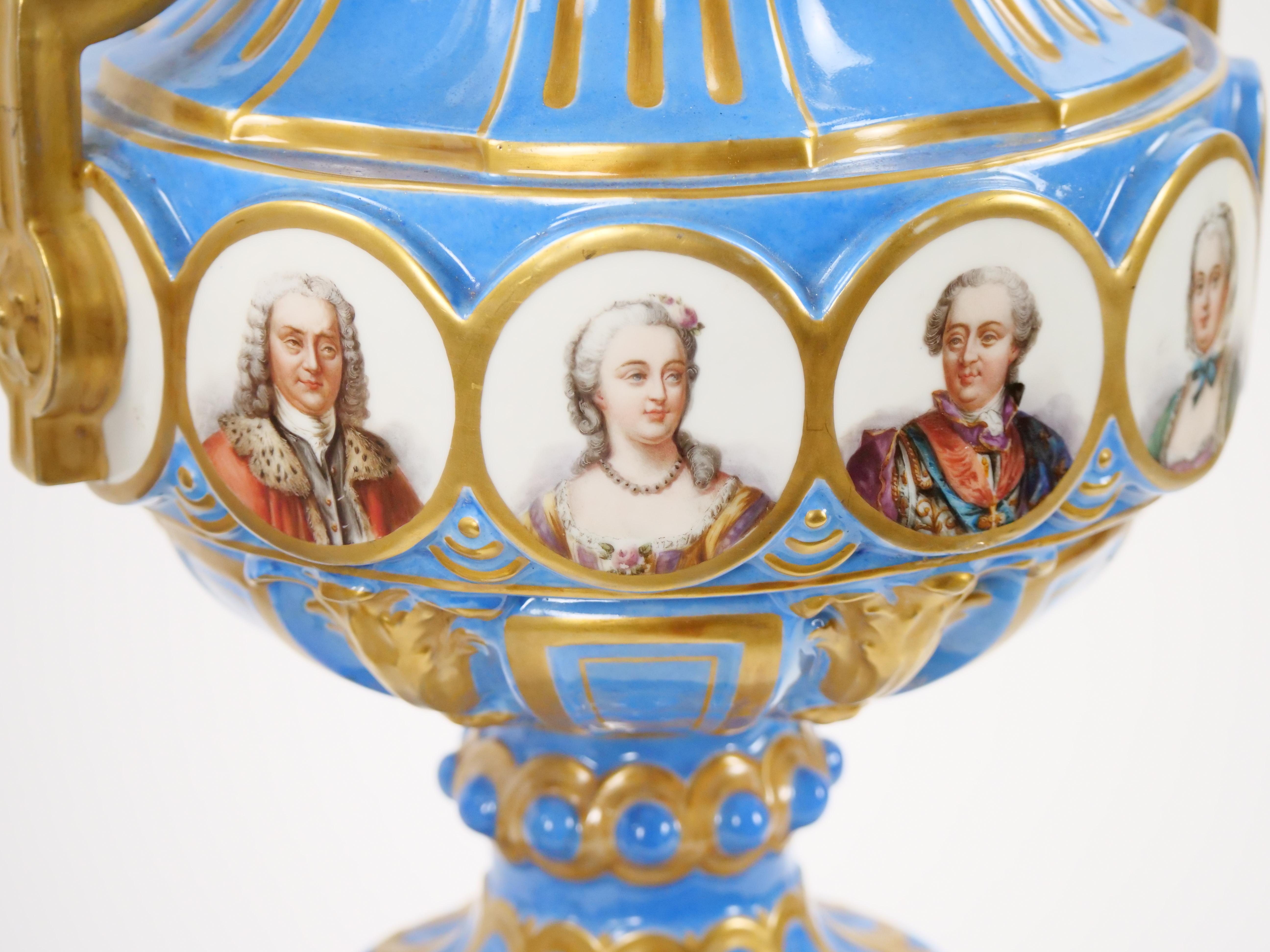 Französische Bleu Celeste-Vasen mit Deckeln im Louis-XV-Stil von Sevres, 19. Jahrhundert  im Angebot 9