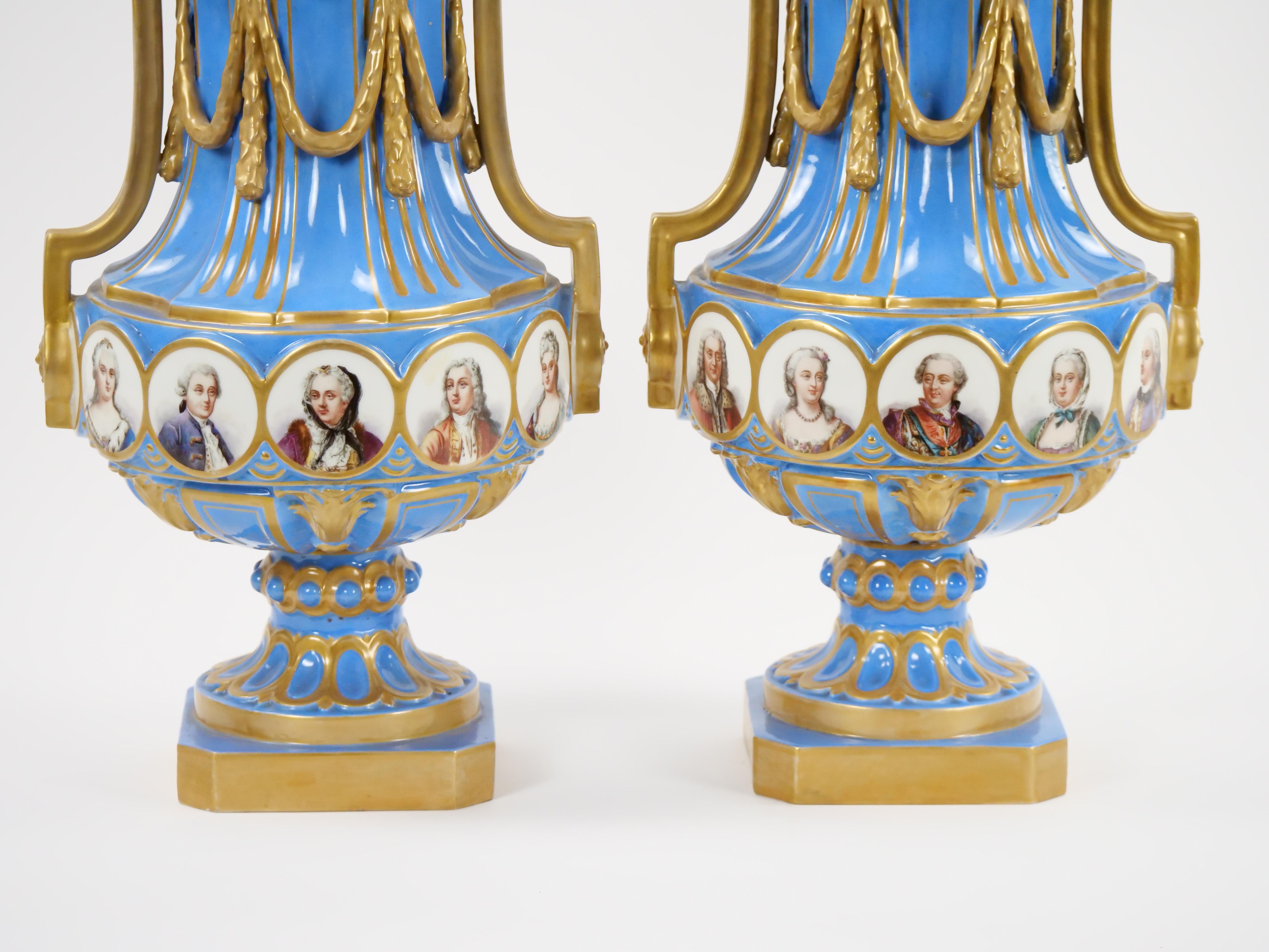 Genießen Sie den Charme der französischen Kunst des 19. Jahrhunderts mit dieser exquisiten blauen Celeste-Vase im Stil von Louis XV Sèvres, komplett mit den dazugehörigen Deckeln. Diese Vase/bedeckte Urne ist von der Eleganz der Epoche Ludwigs XV.