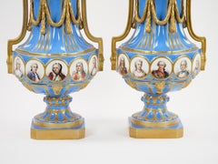 Vases en Bleu Celeste de style Louis XV Sèvres du 19ème siècle avec couvercles