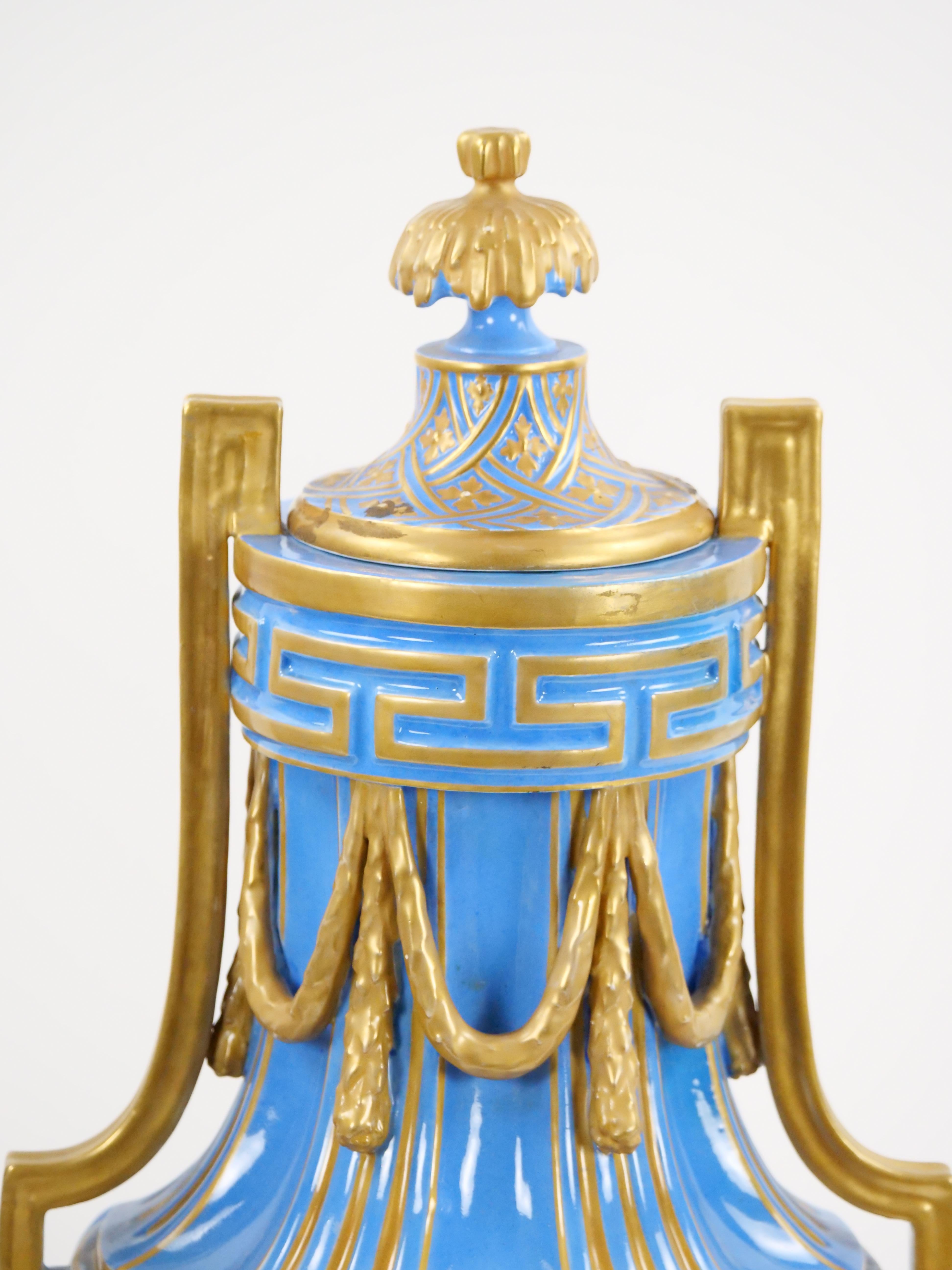Französische Bleu Celeste-Vasen mit Deckeln im Louis-XV-Stil von Sevres, 19. Jahrhundert  (Vergoldet) im Angebot