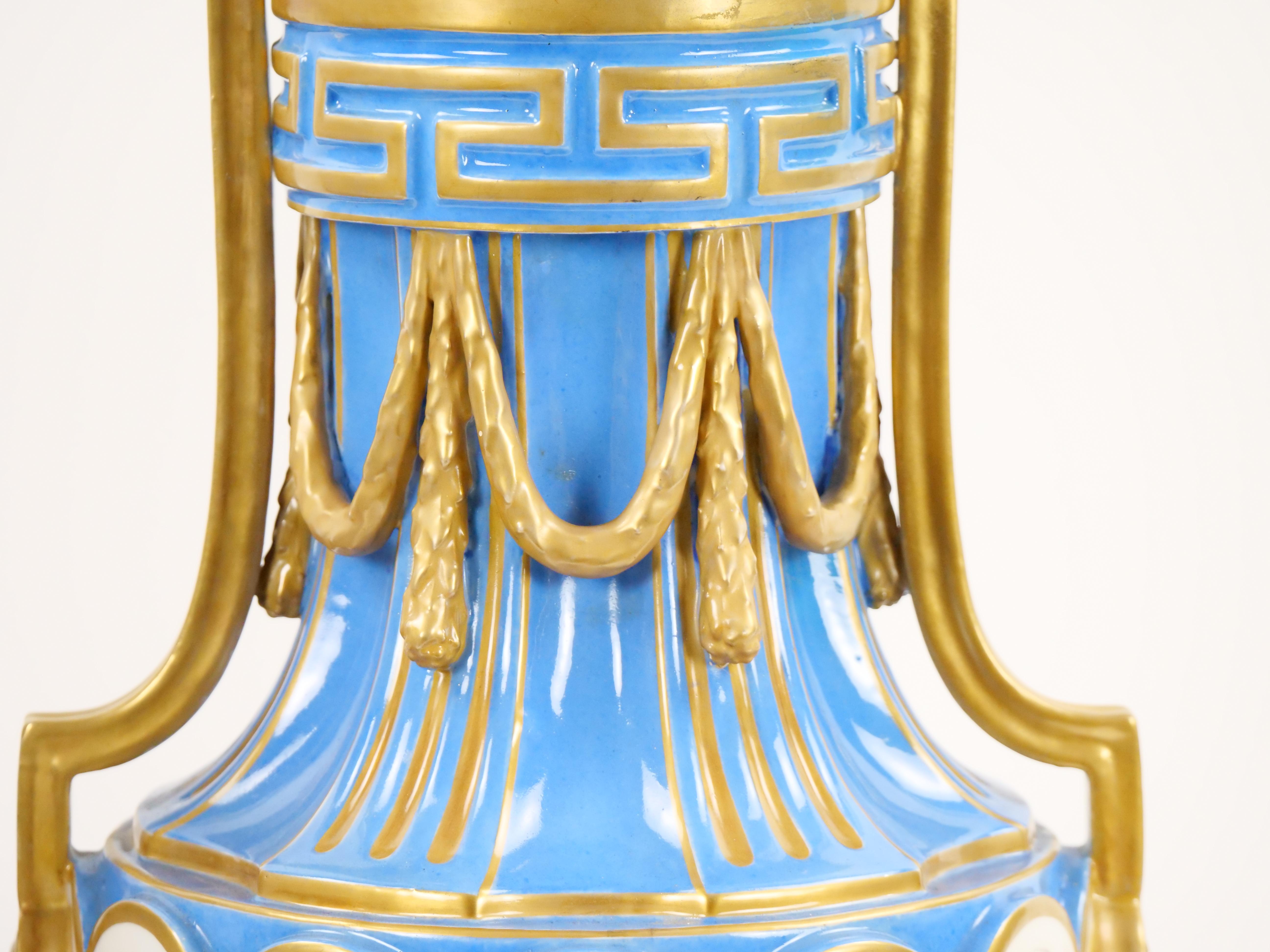 Französische Bleu Celeste-Vasen mit Deckeln im Louis-XV-Stil von Sevres, 19. Jahrhundert  (Gold) im Angebot