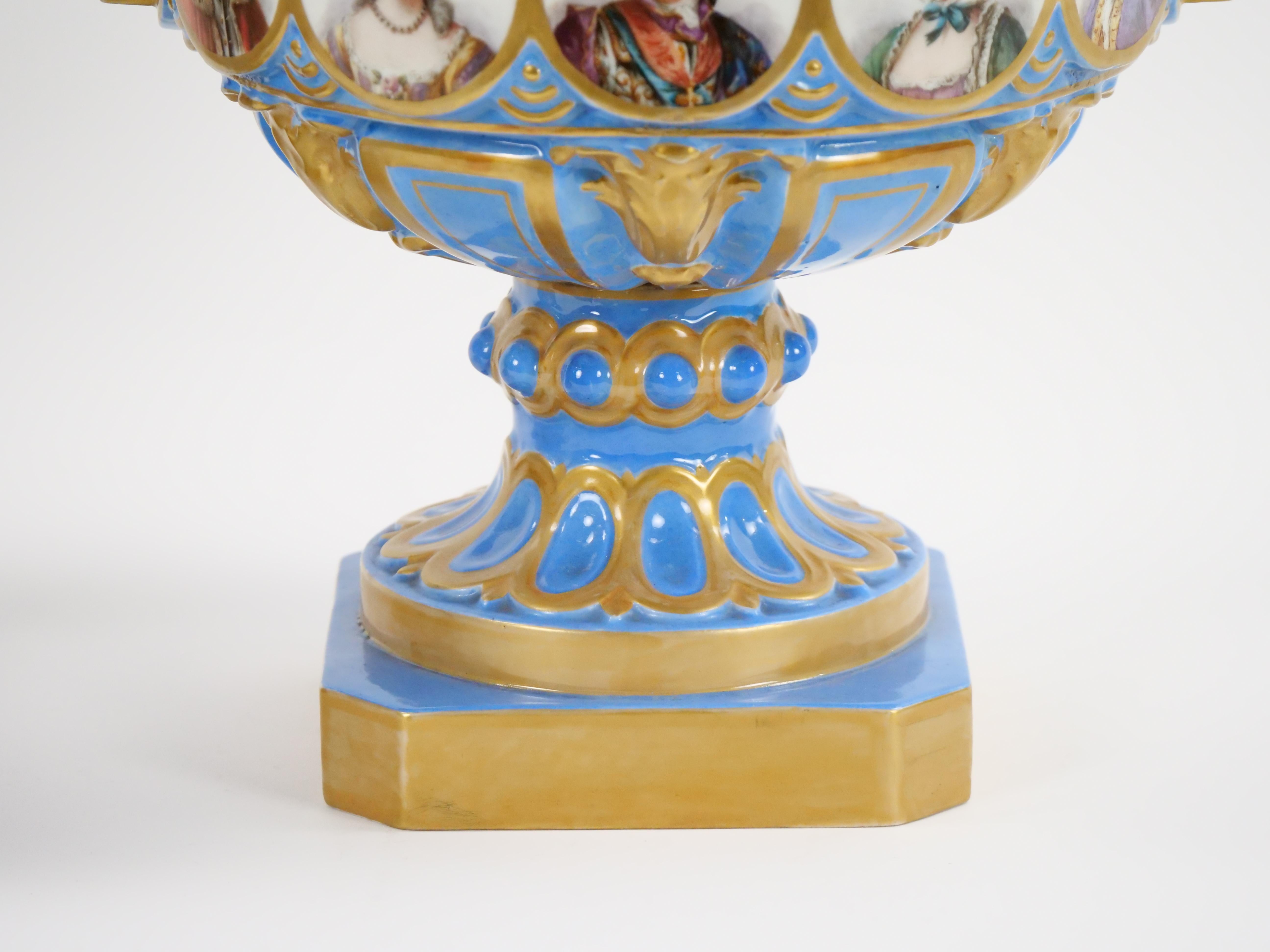 Französische Bleu Celeste-Vasen mit Deckeln im Louis-XV-Stil von Sevres, 19. Jahrhundert  im Angebot 1