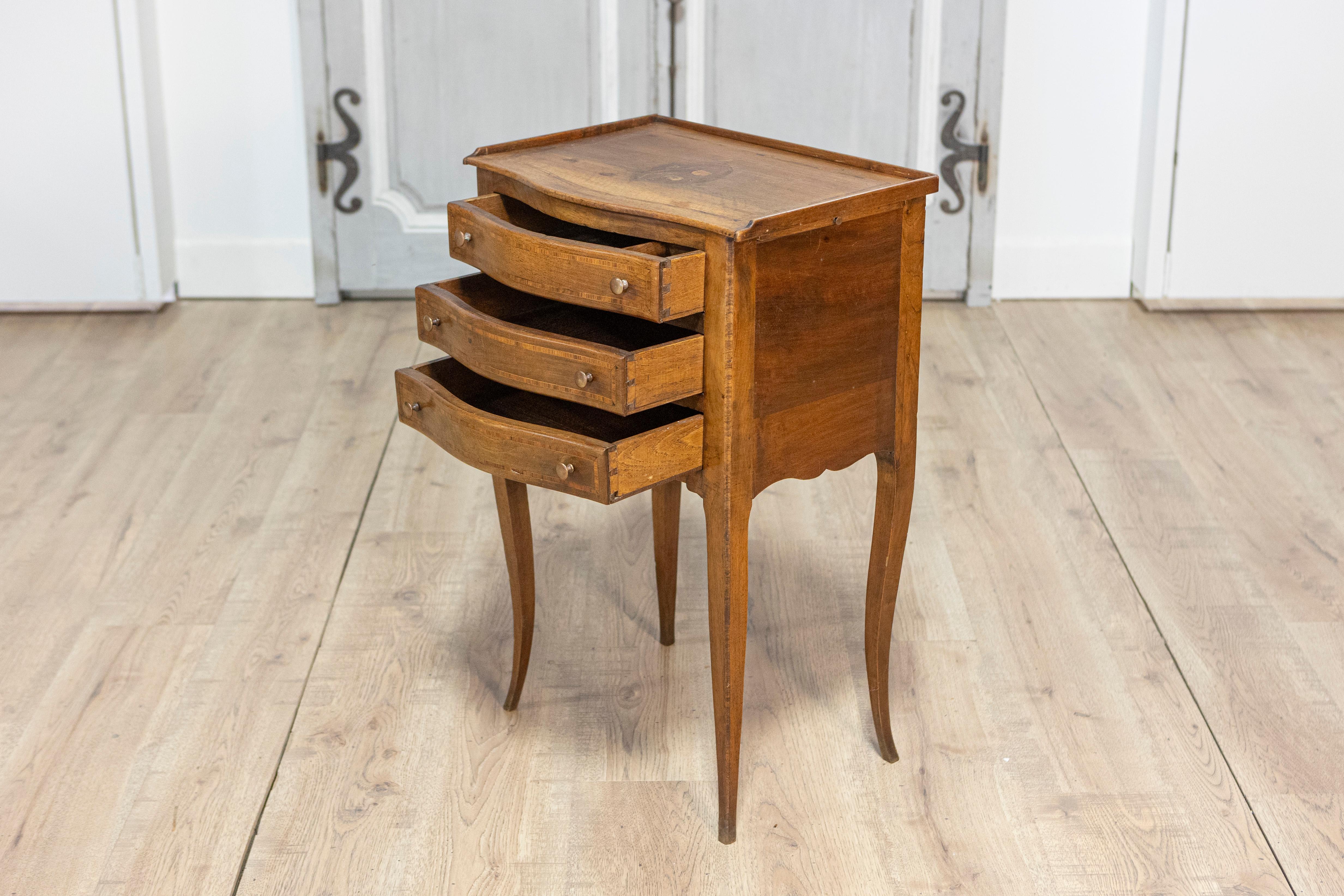 Noyer Table d'appoint Louis XV française du 19ème siècle, vers 1850 en vente