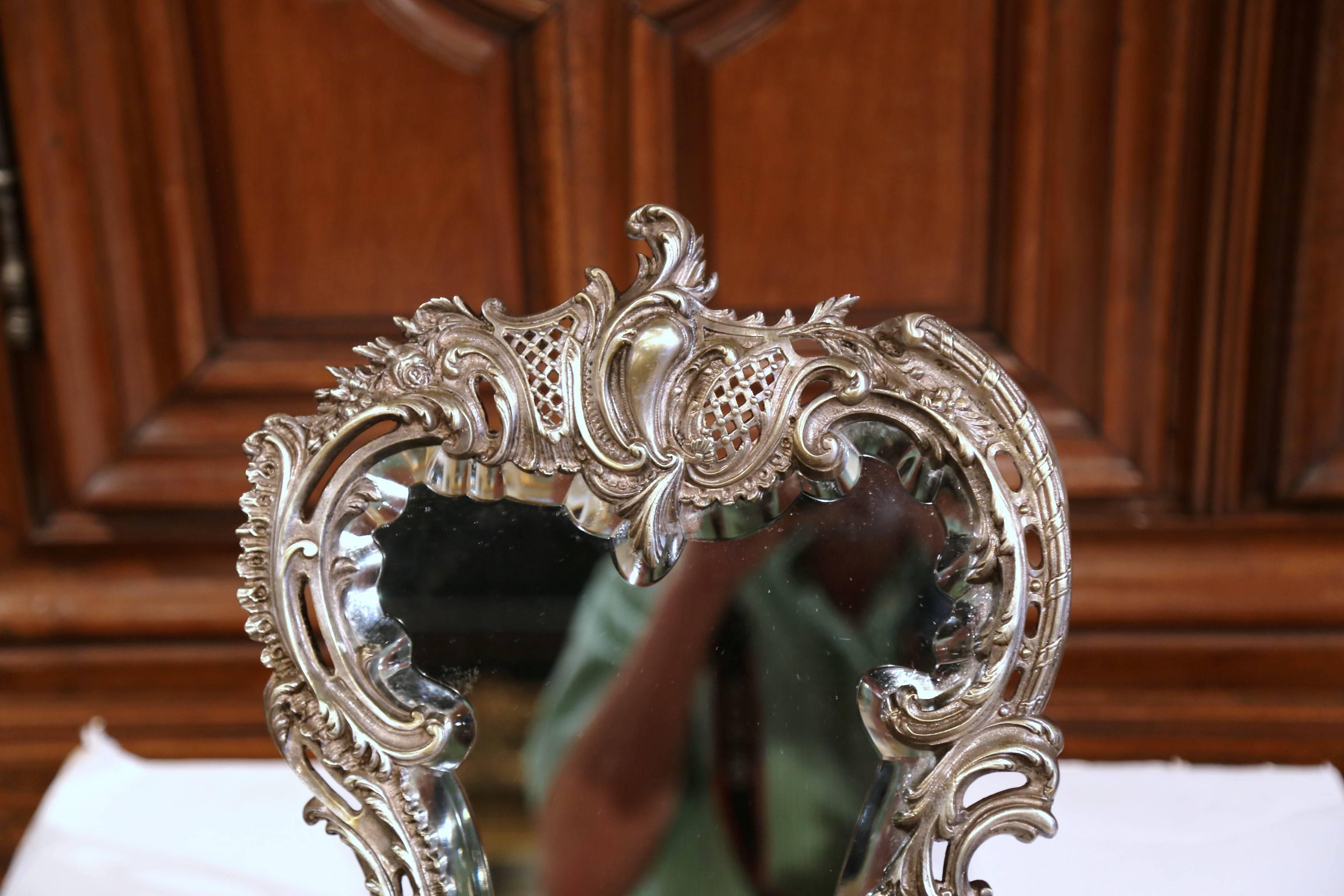 Français Miroir de table de coiffeuse Louis XV du 19ème siècle en bronze argenté sur pied en vente