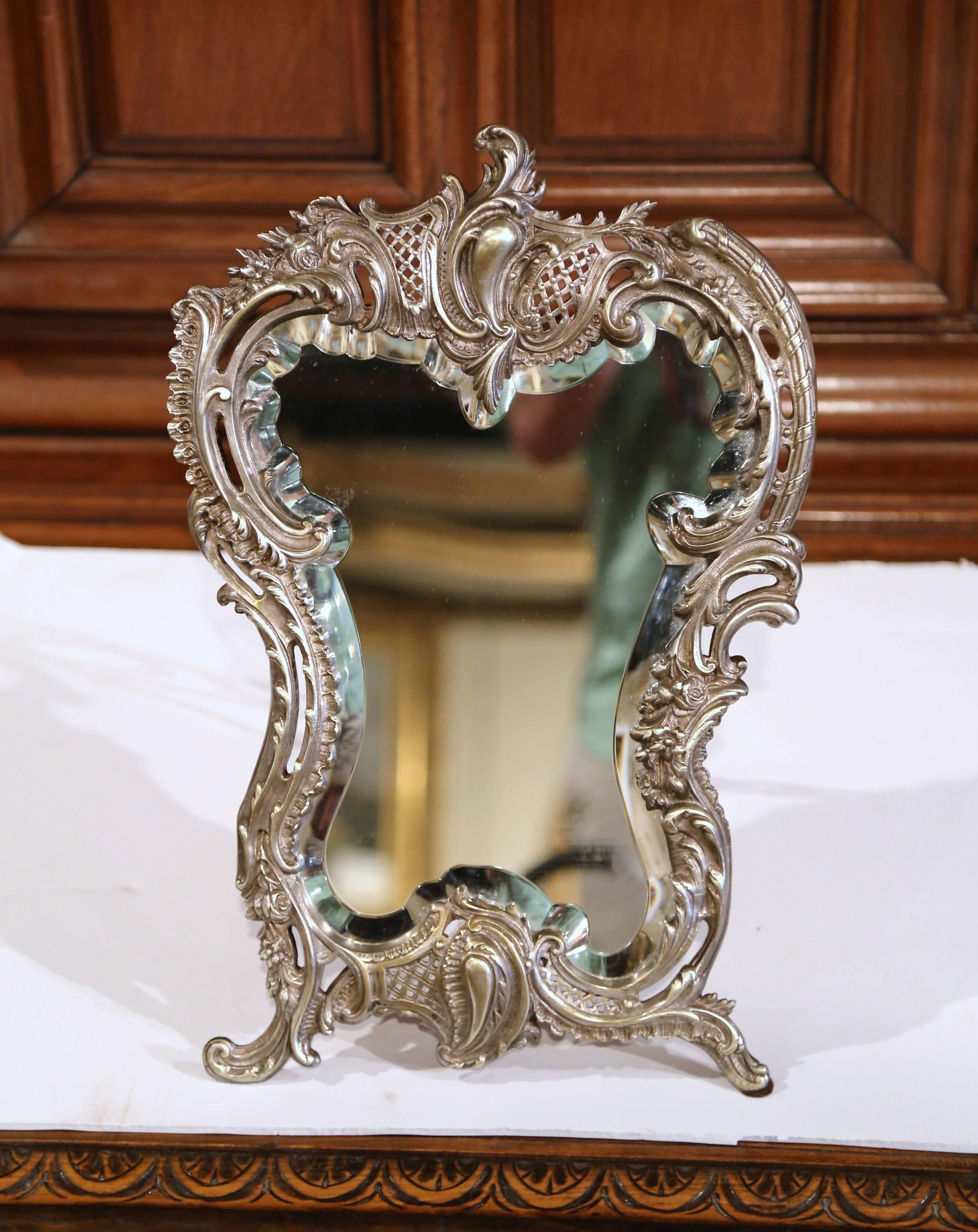 Biseauté Miroir de table de coiffeuse Louis XV du 19ème siècle en bronze argenté sur pied en vente